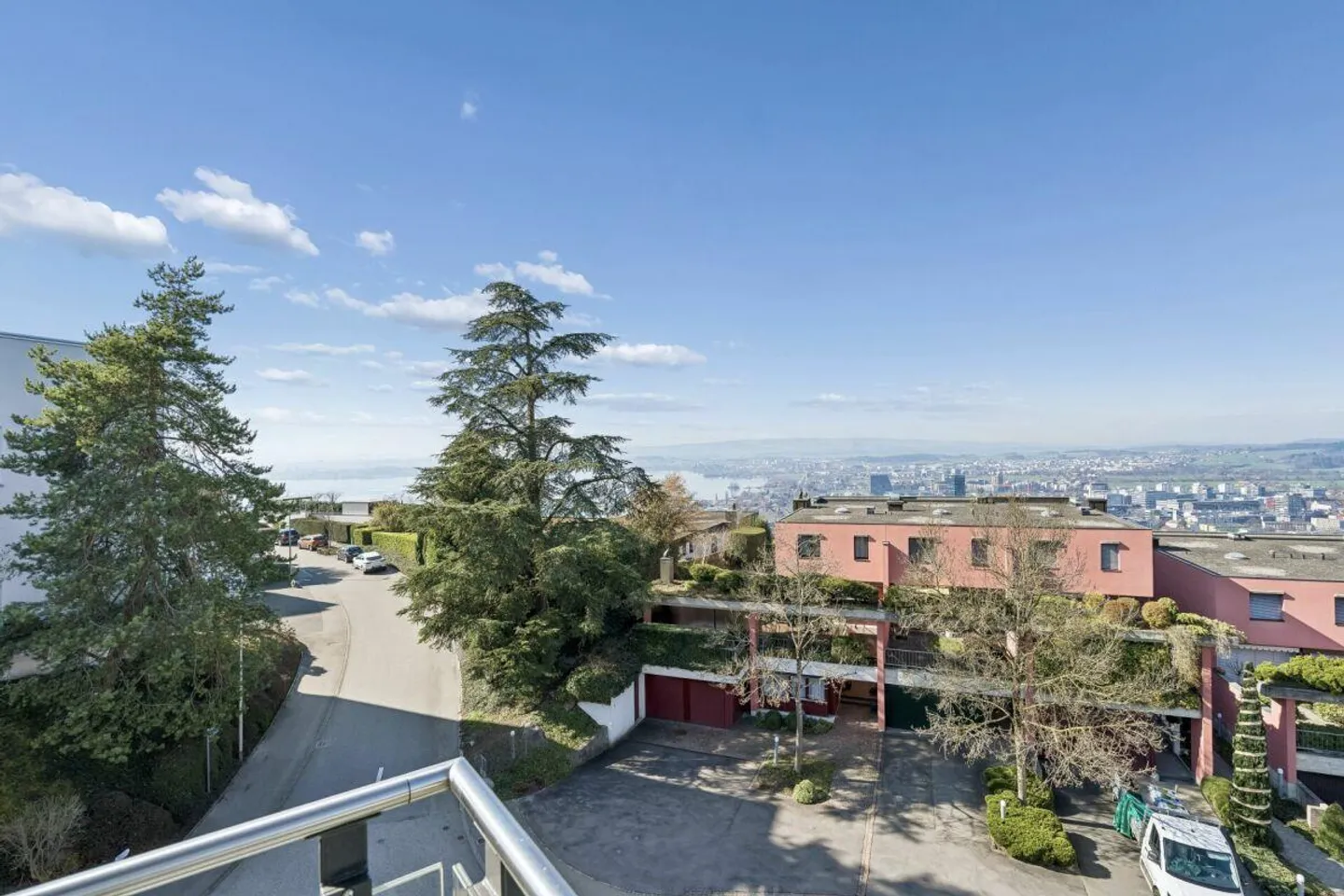 Living with fantastic lake view - Photo 3 of 24