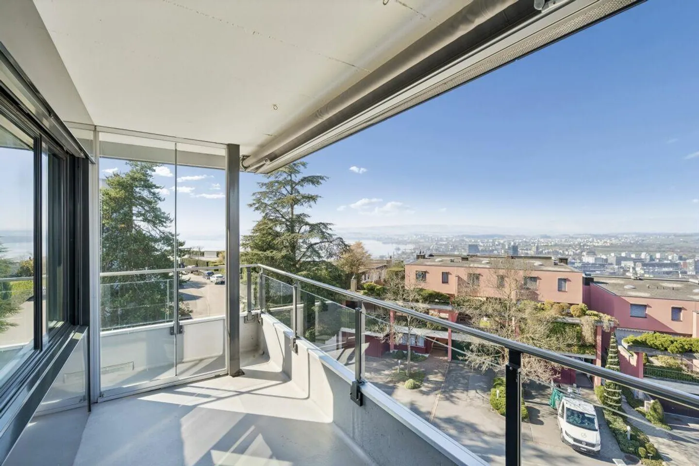 Living with fantastic lake view - Photo 4 of 24