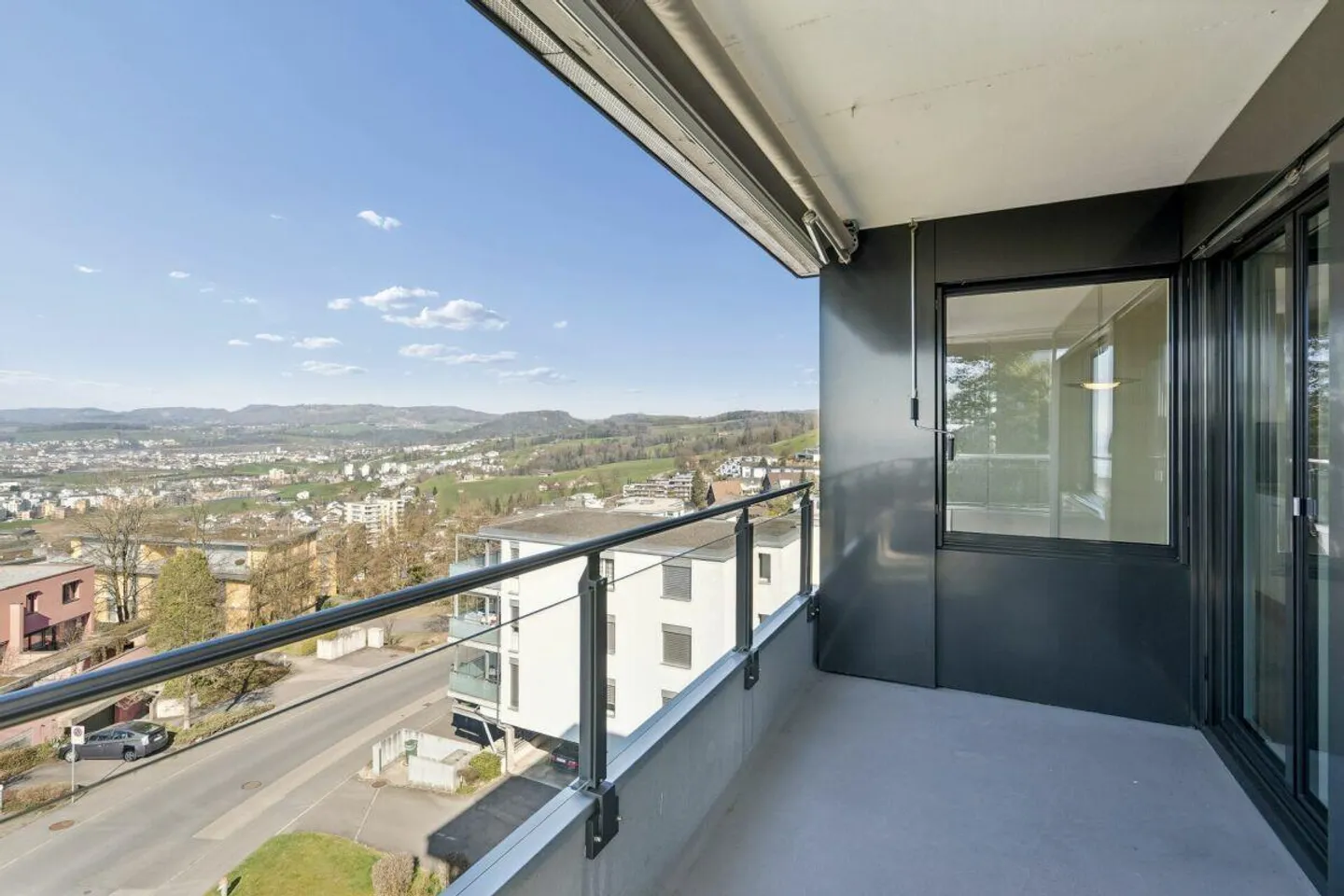 Living with fantastic lake view - Photo 5 of 24