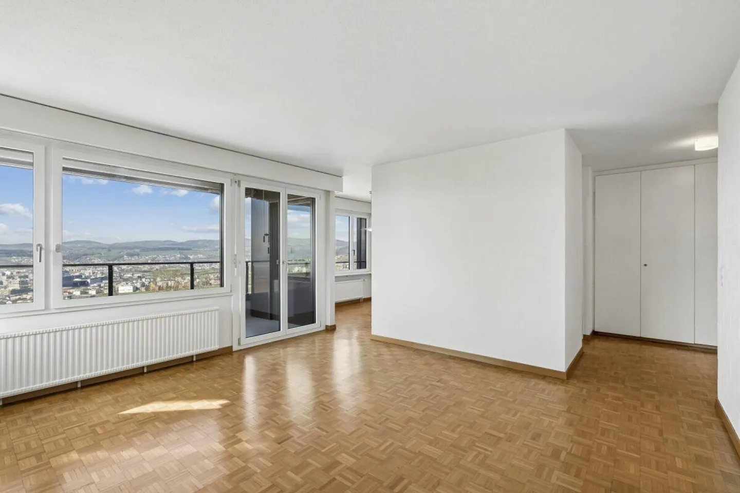 Living with fantastic lake view - Photo 9 of 24