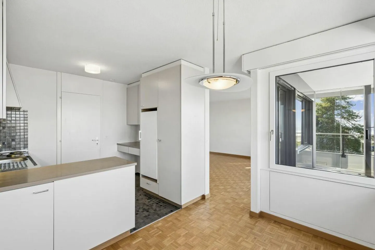 Living with fantastic lake view - Photo 10 of 24