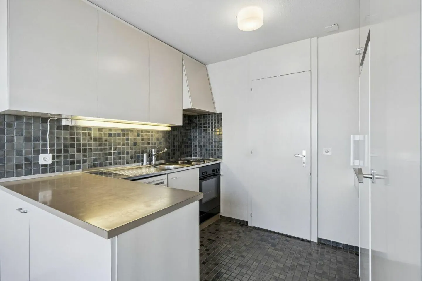 Living with fantastic lake view - Photo 11 of 24