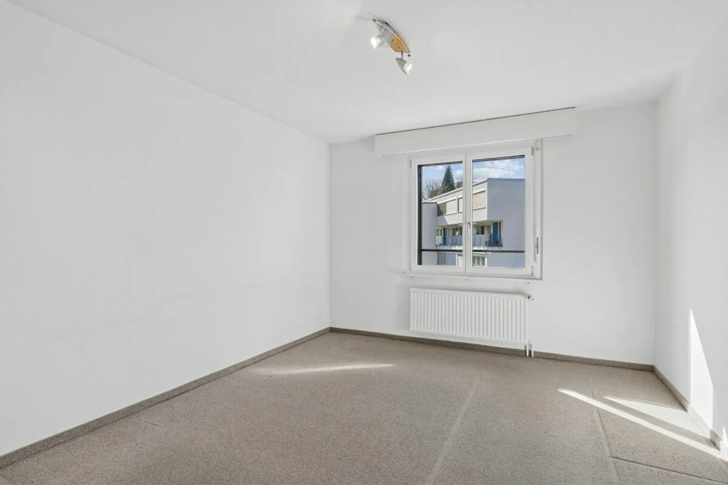 Living with fantastic lake view - Photo 14 of 24