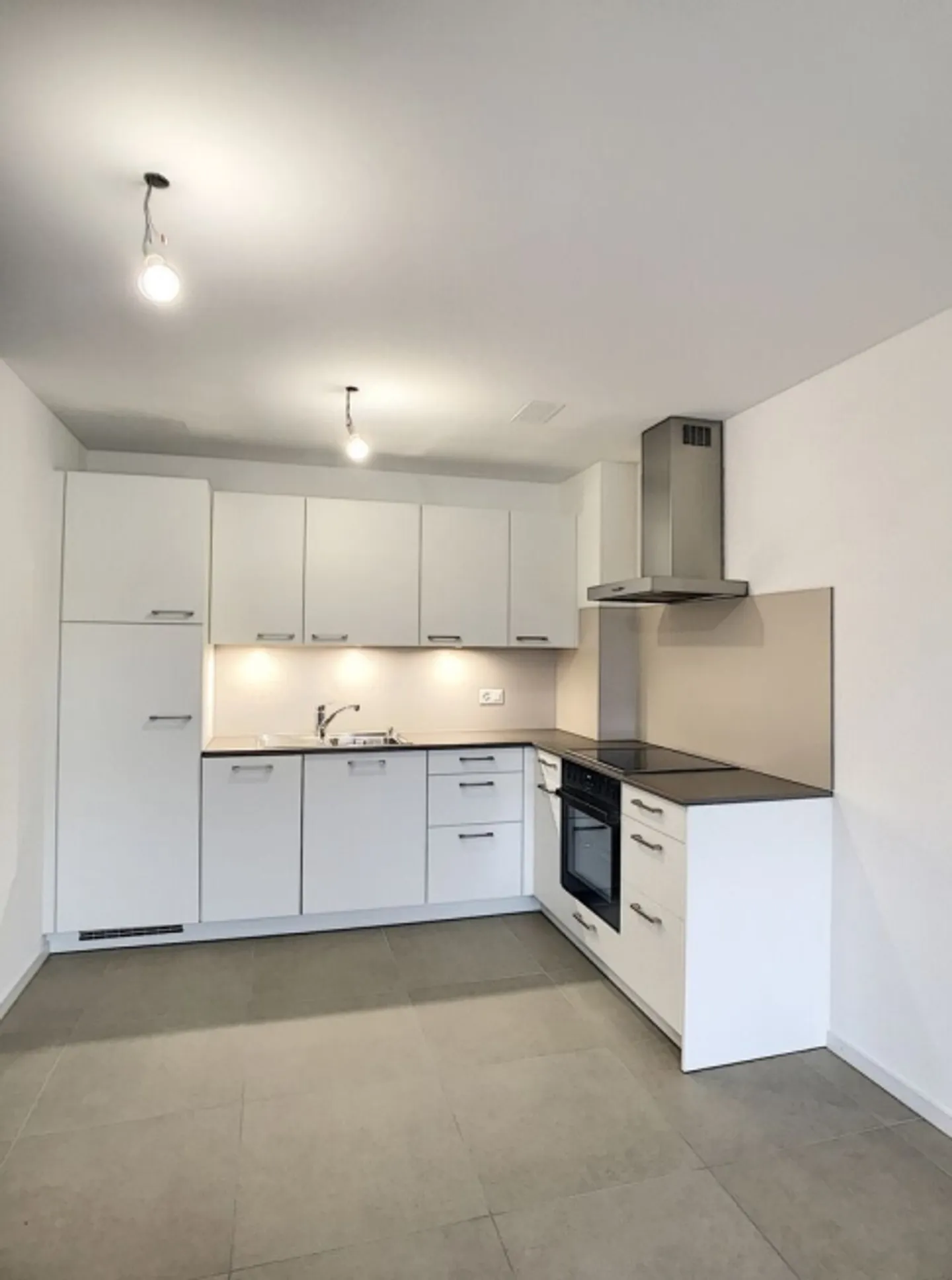 Appartement 2,5 pièces avec cadre et terrasse - Photo 2 sur 8