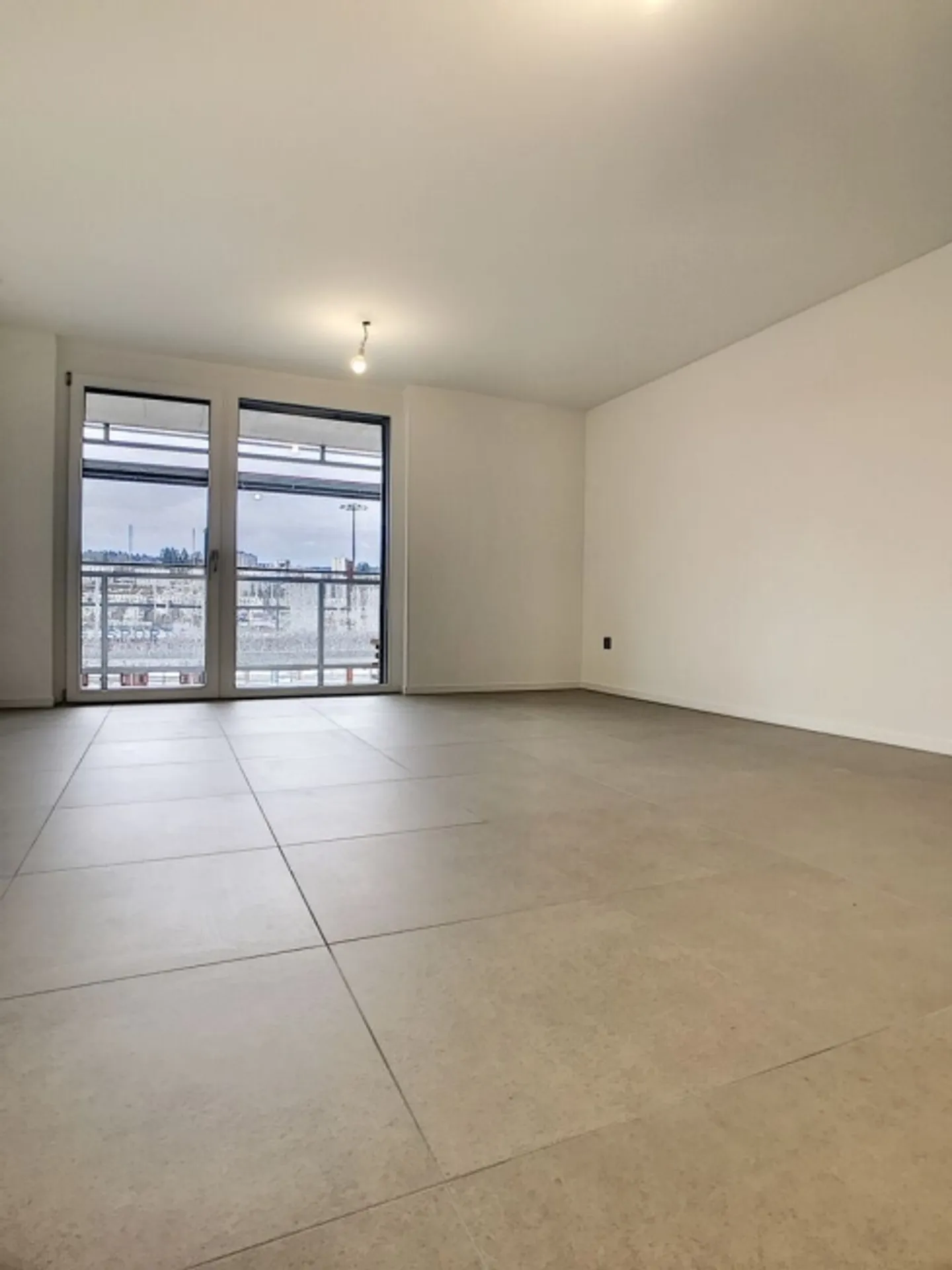Appartement 2,5 pièces avec cadre et terrasse - Photo 5 sur 8