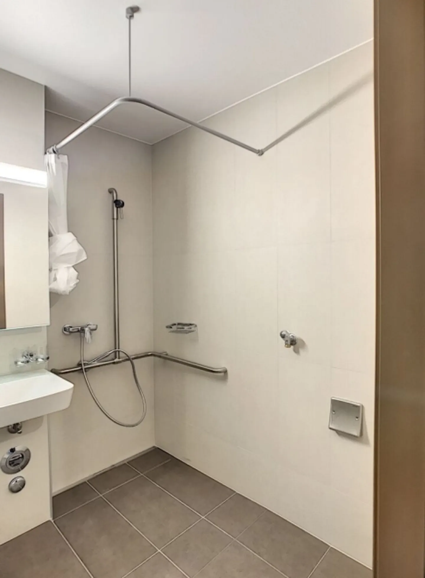 Appartement 2,5 pièces avec cadre et terrasse - Photo 7 sur 8