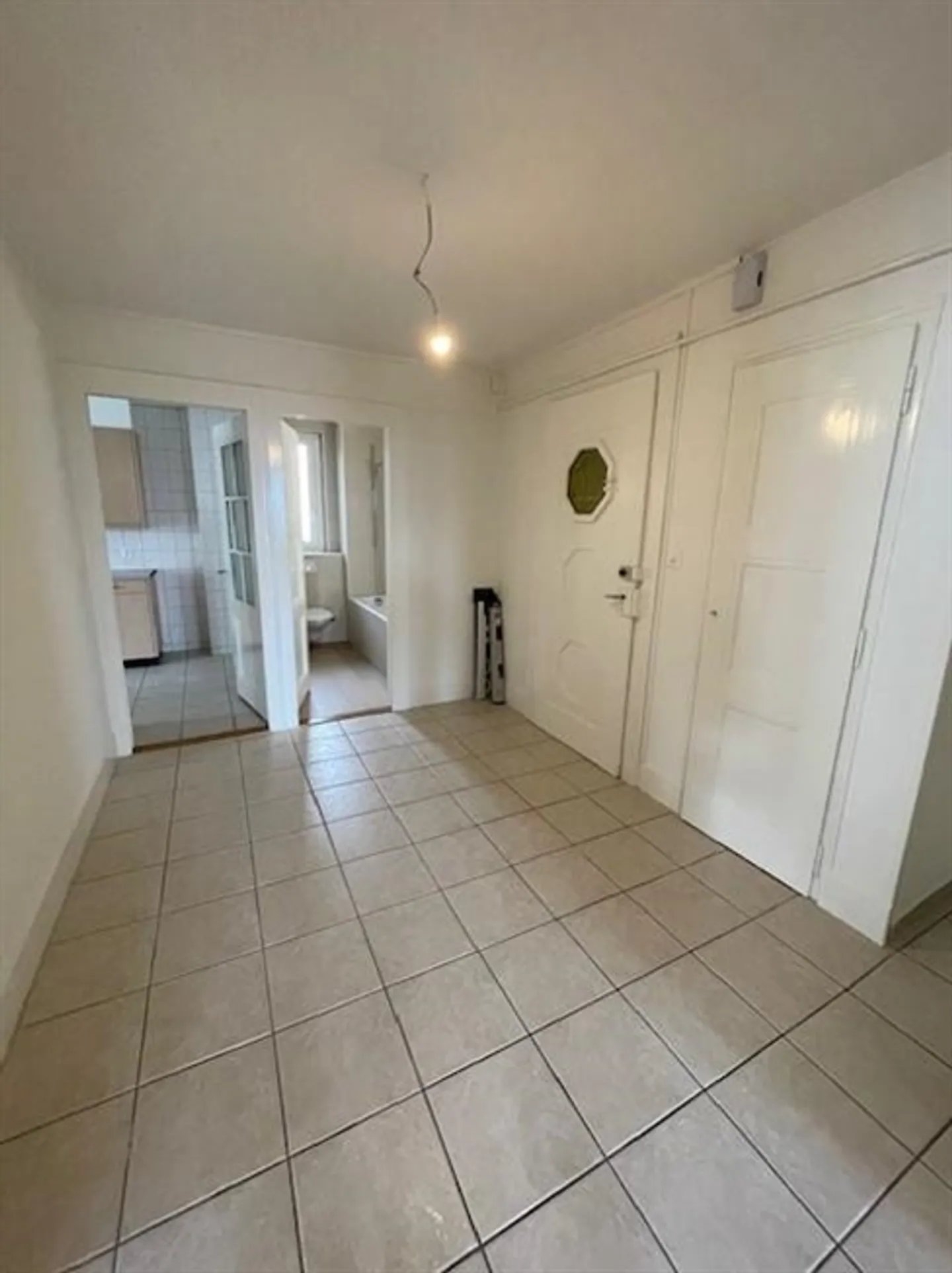 Charmante 3.5 Zimmerwohnung im 1. Stock in Lausanne nahe dem Quartier Bergières - Foto 2 von 7