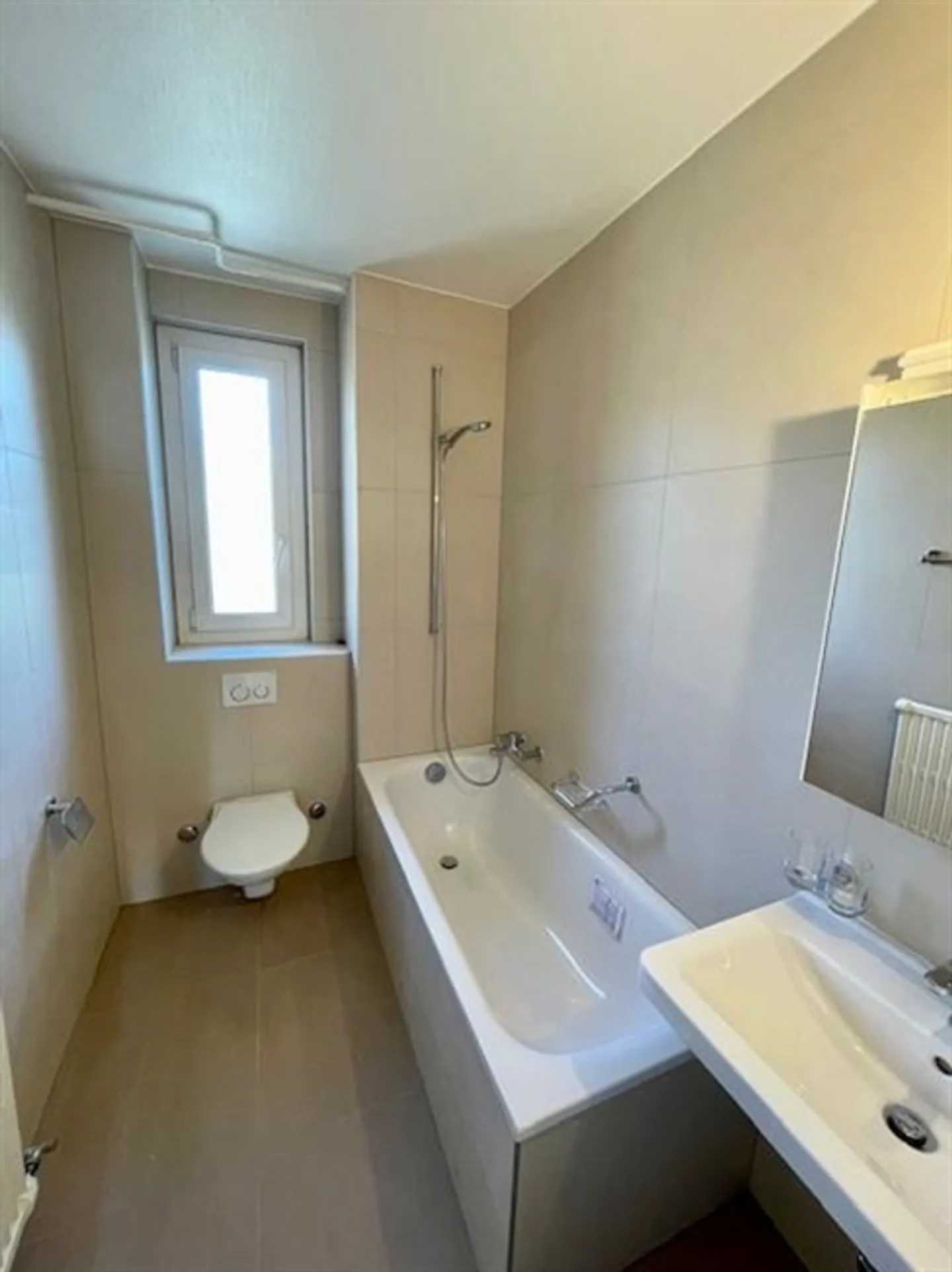 Charmante 3.5 Zimmerwohnung im 1. Stock in Lausanne nahe dem Quartier Bergières - Foto 3 von 7