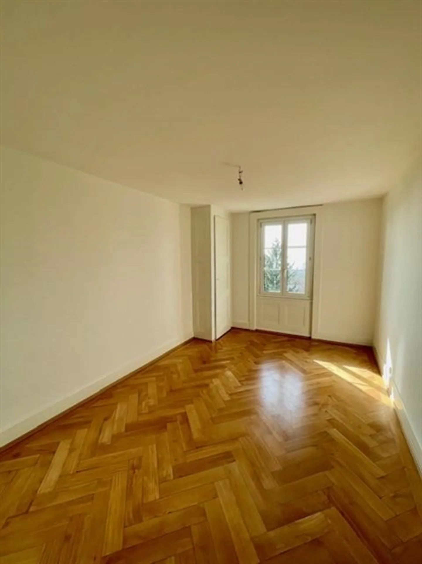 Charmante 3.5 Zimmerwohnung im 1. Stock in Lausanne nahe dem Quartier Bergières - Foto 5 von 7