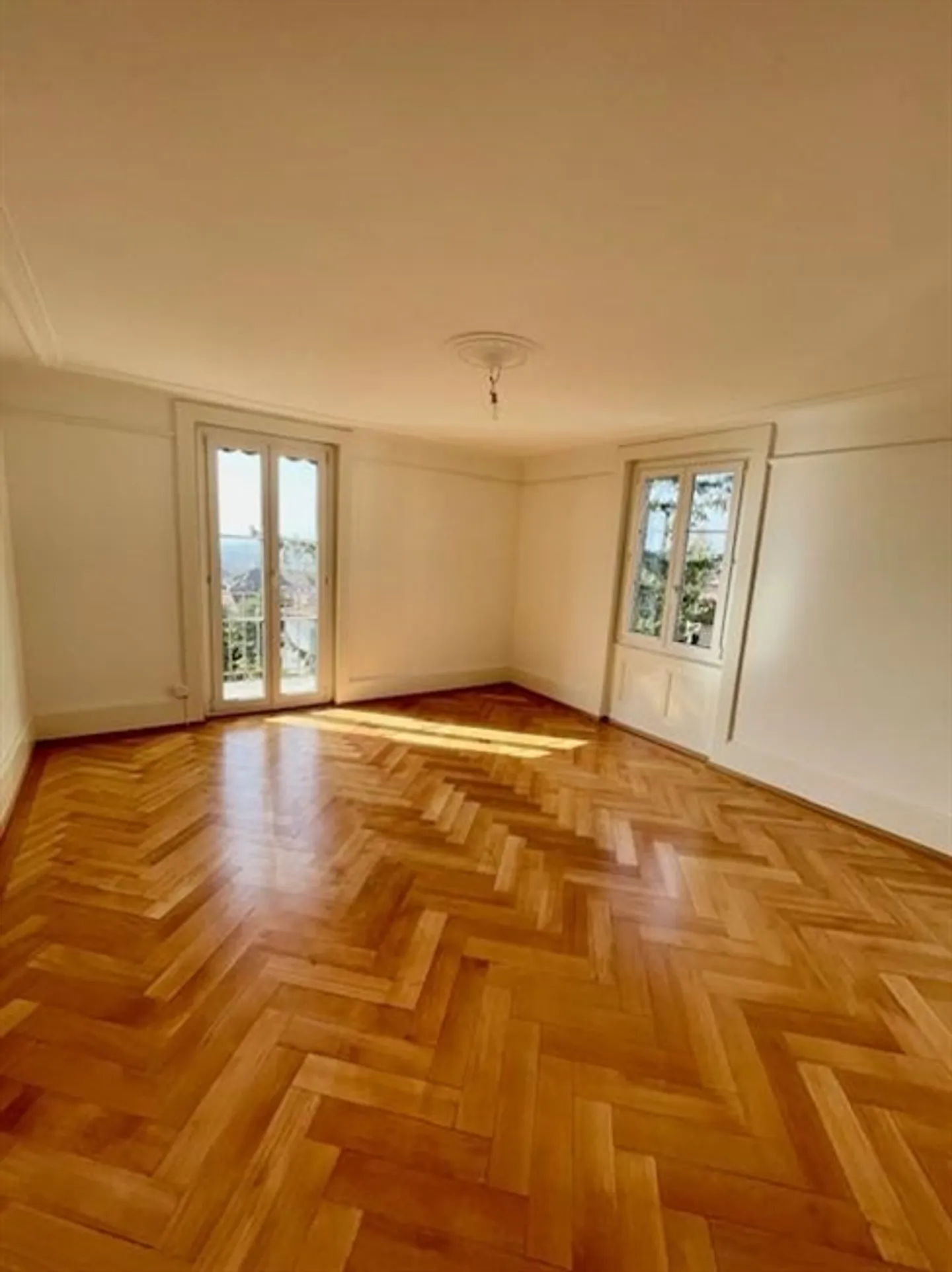 Charmante 3.5 Zimmerwohnung im 1. Stock in Lausanne nahe dem Quartier Bergières - Foto 6 von 7