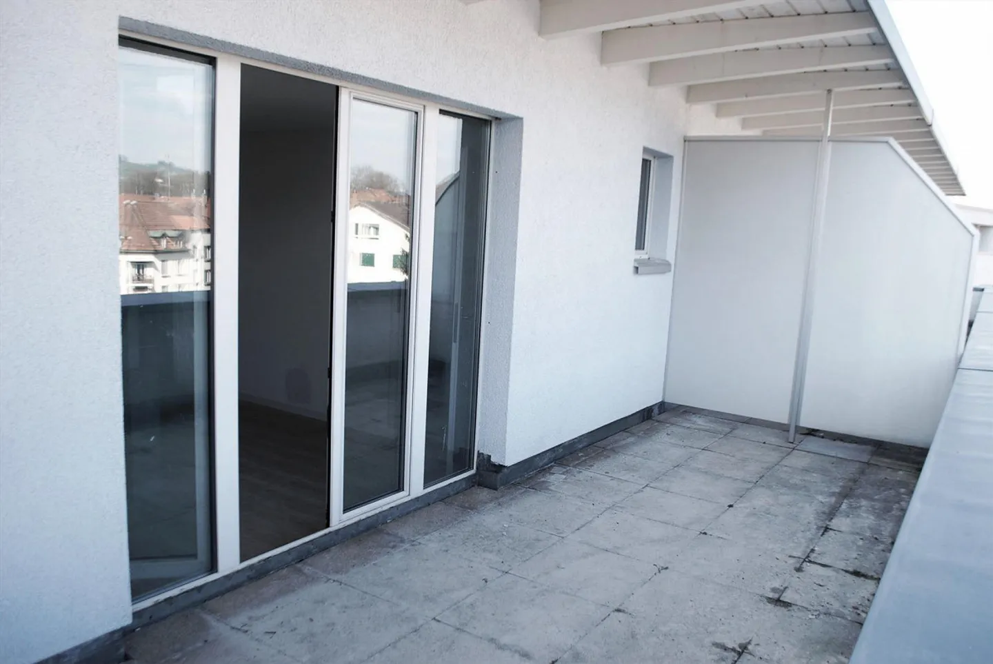 Appartement mansardé avec terrasse ensoleillée - Photo 3 sur 7