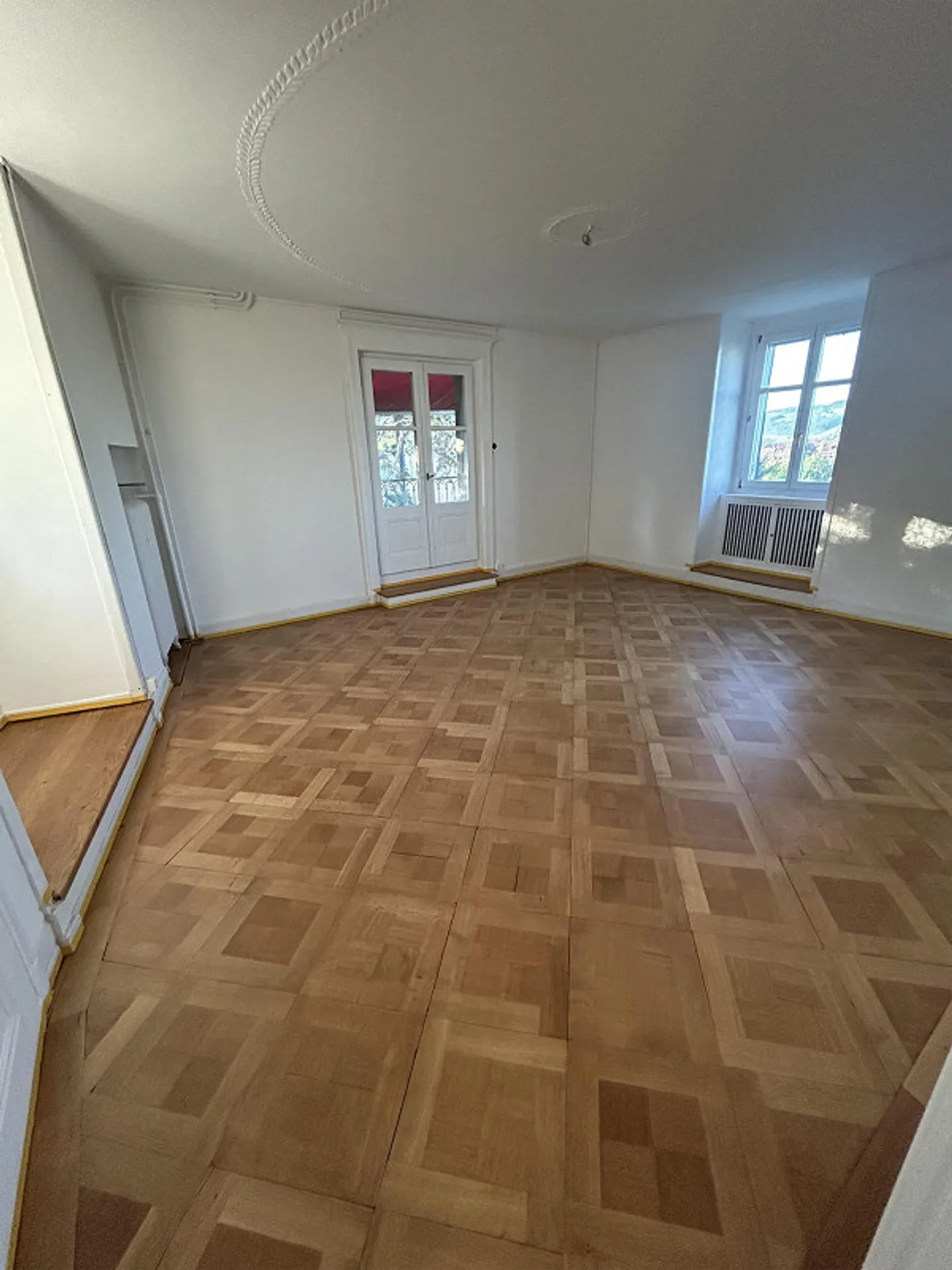 Appartement rénové de 5 pièces avec vue unique sur la ville - Photo 2 sur 4
