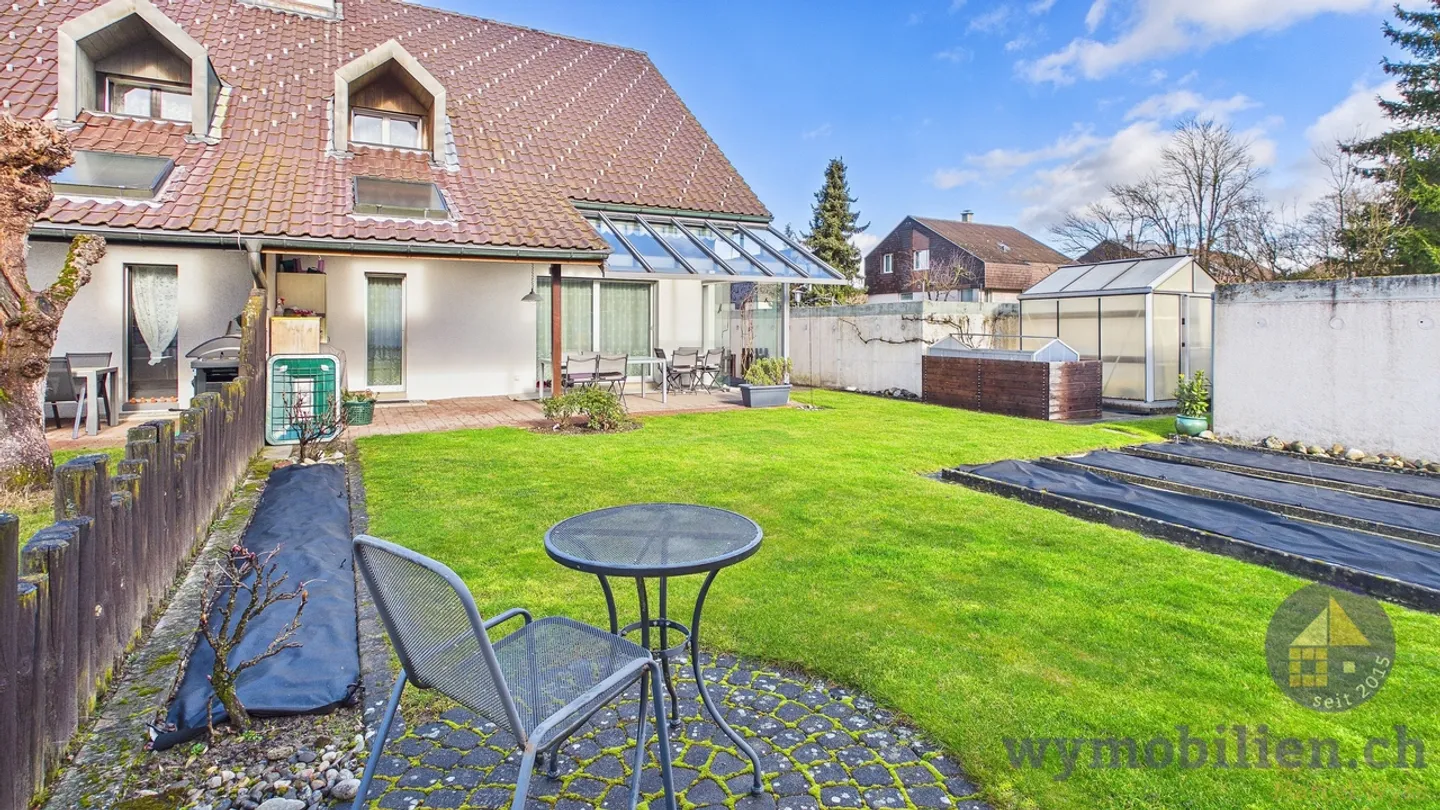 Casa bifamiliare con giardino + 2 garage a Lyssach - Foto 2 di 12