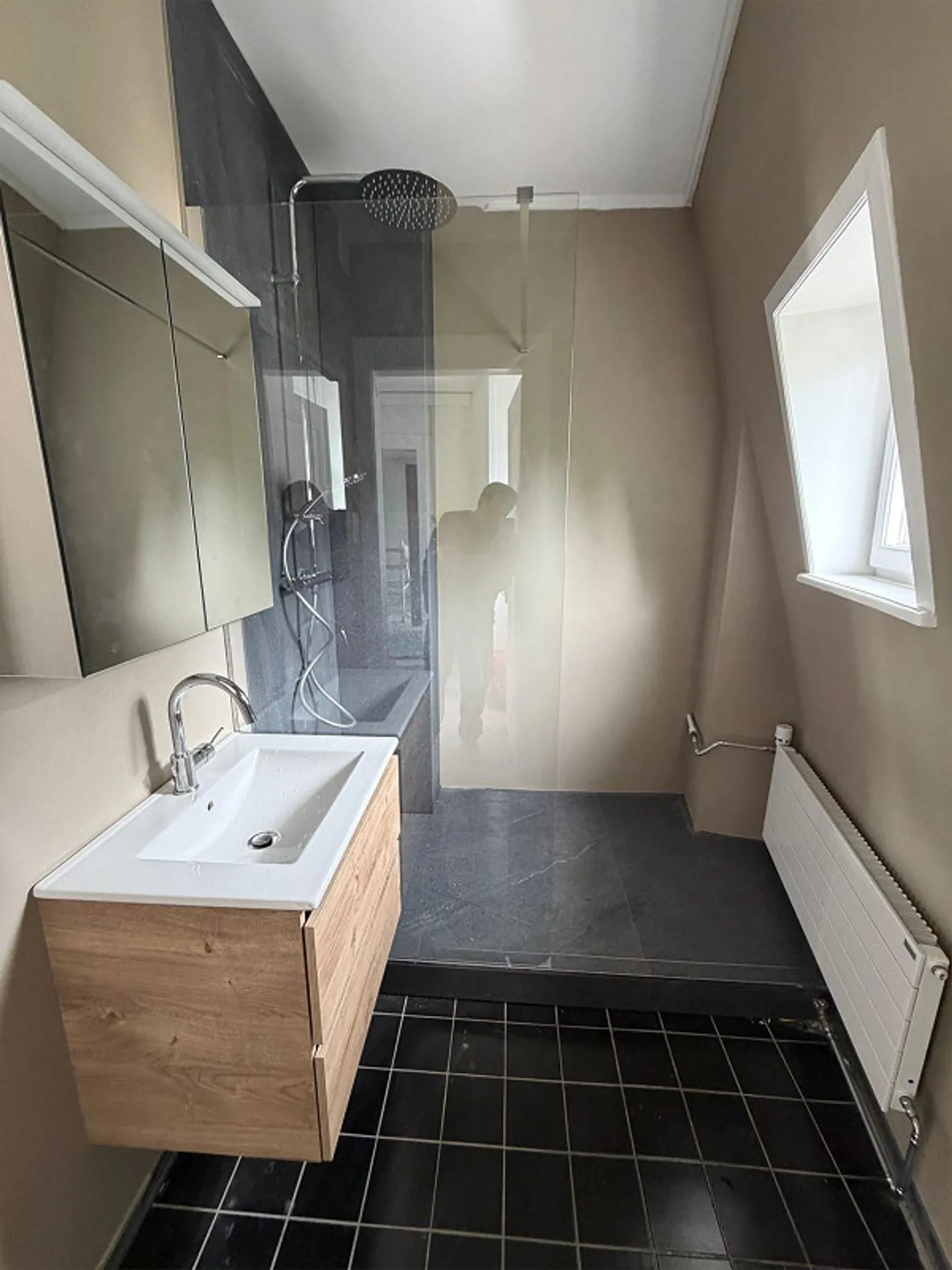 Appartement rénové de 5 pièces avec vue unique sur la ville - Photo 4 sur 4