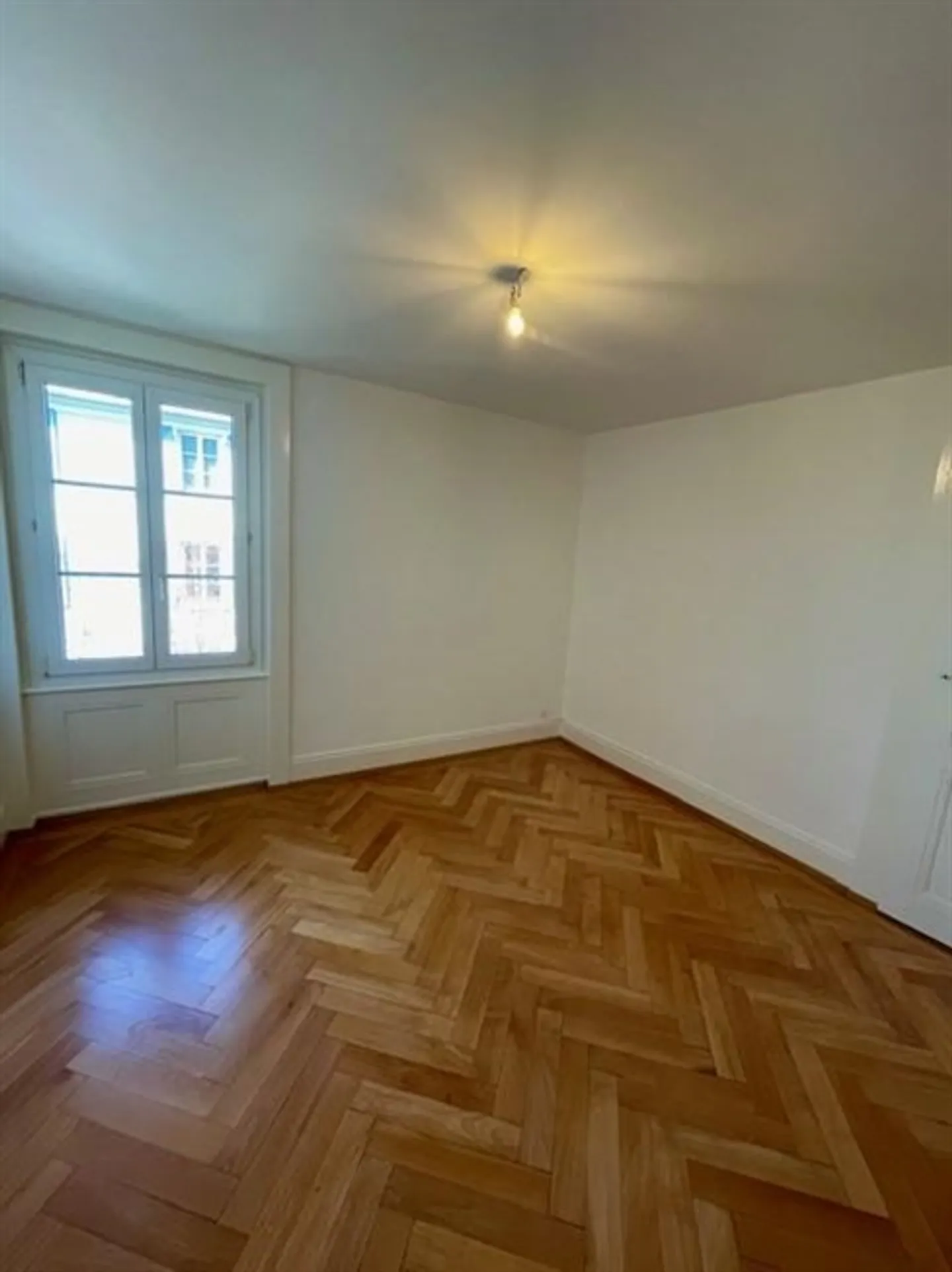 Charmante 3.5 Zimmerwohnung im 1. Stock in Lausanne nahe dem Quartier Bergières - Foto 7 von 7