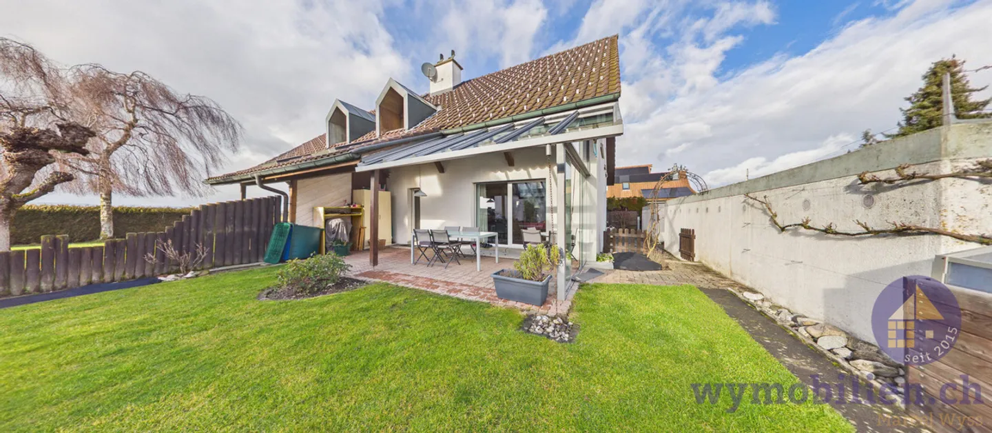 Casa bifamiliare con giardino + 2 garage a Lyssach - Foto 1 di 12