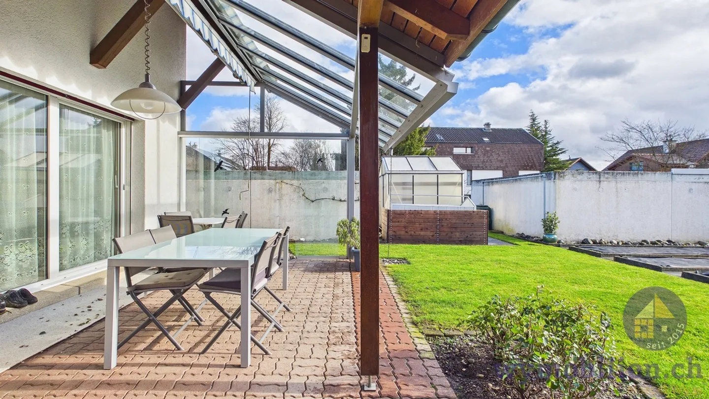 Casa bifamiliare con giardino + 2 garage a Lyssach - Foto 7 di 12