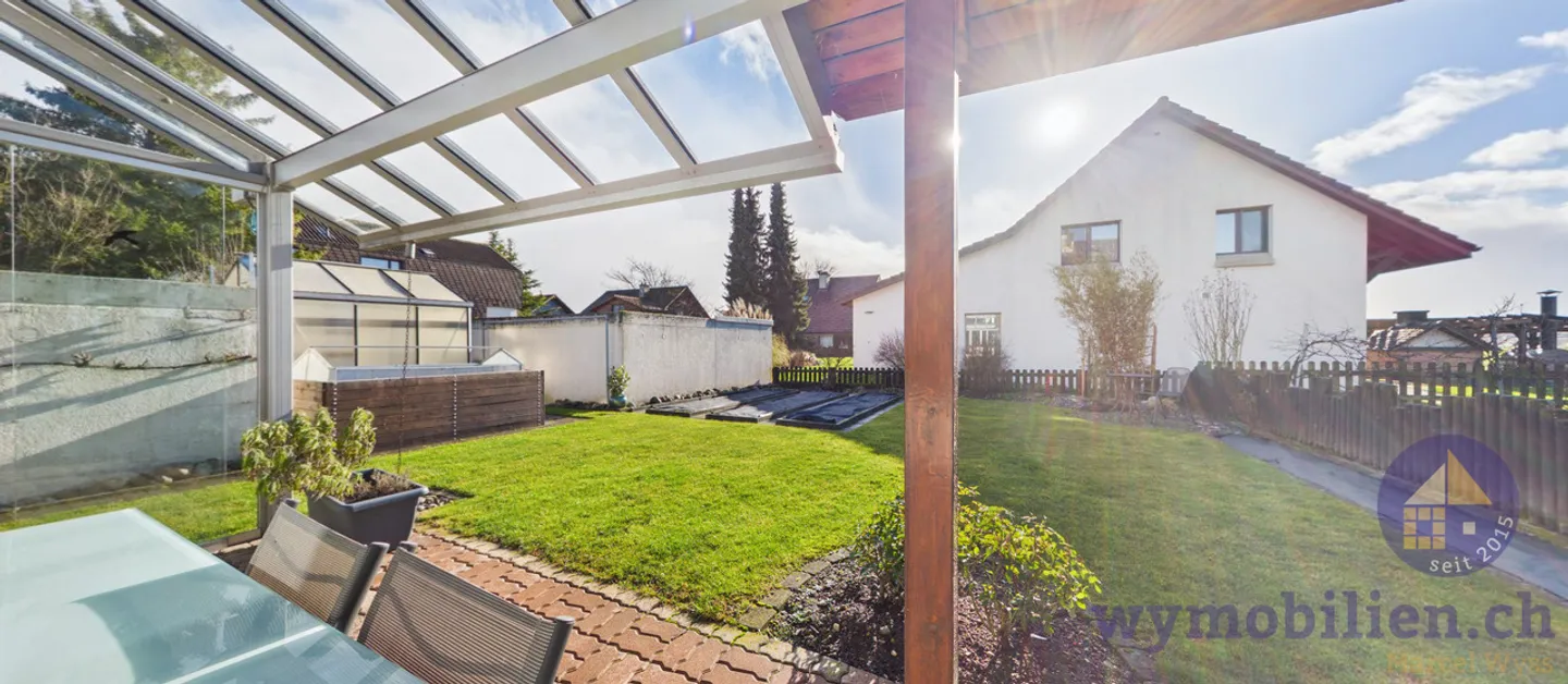 Casa bifamiliare con giardino + 2 garage a Lyssach - Foto 8 di 12