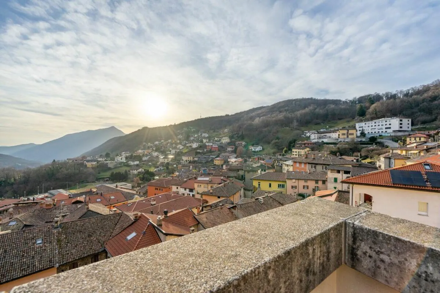 AROGNO · CASA BIFAMILIARE NEL CUORE STORICO DEL VILLAGGIO · SECONDA RESIDENZA CONSENTITA - Foto 2 di 13