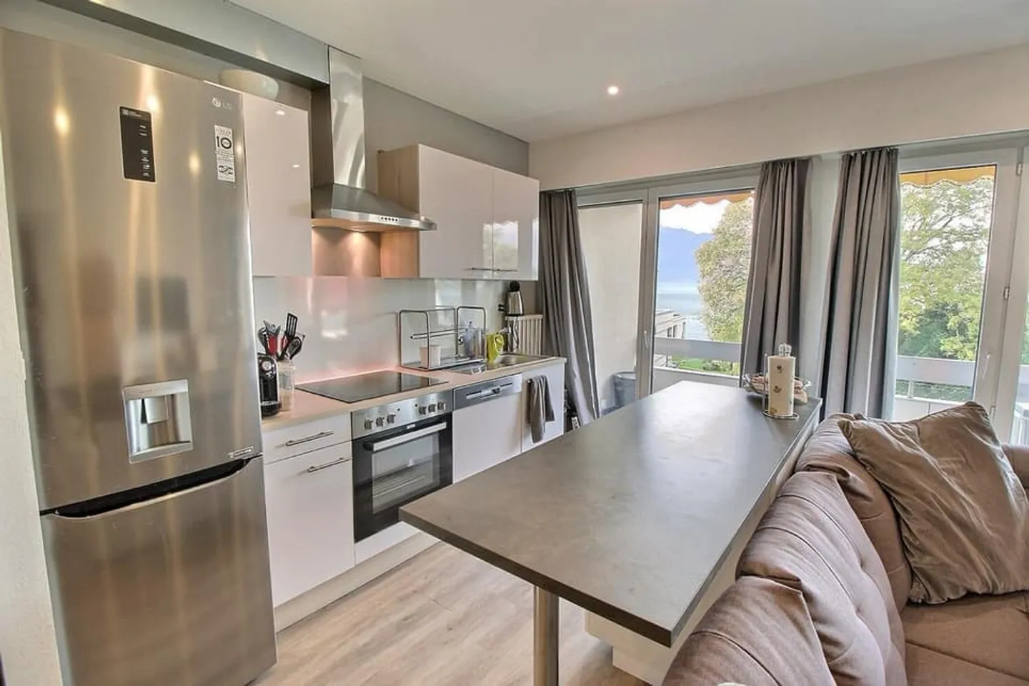 2P meublé avec balcon et dégagement sur le lac - Foto 2 von 9