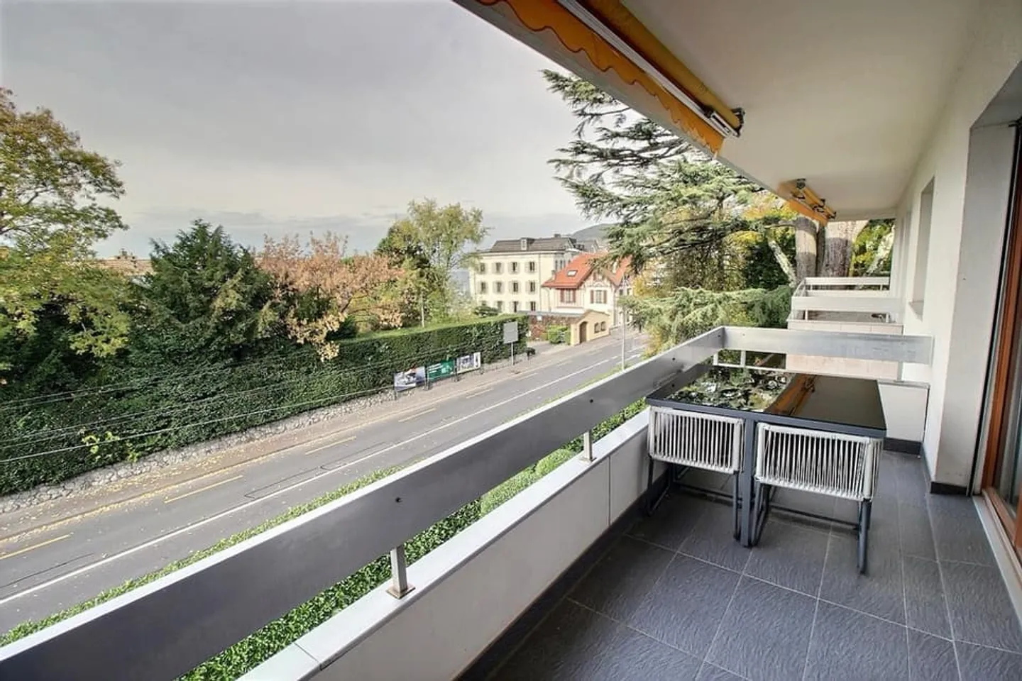 2P meublé avec balcon et dégagement sur le lac - Foto 6 von 9