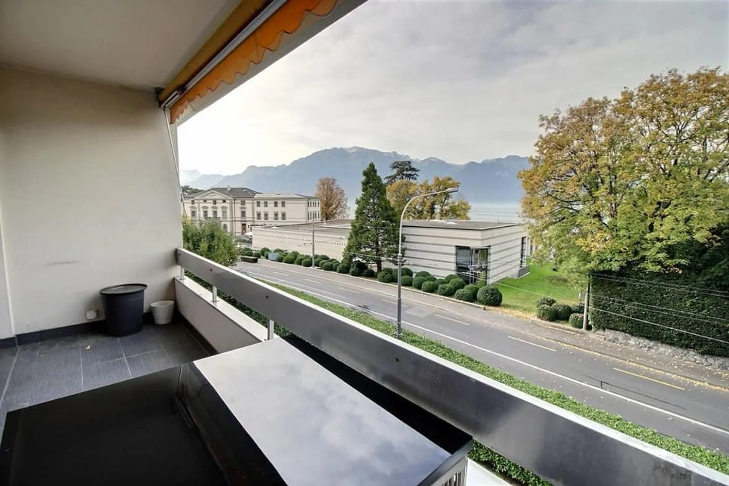 2P meublé avec balcon et dégagement sur le lac - Foto 7 von 9