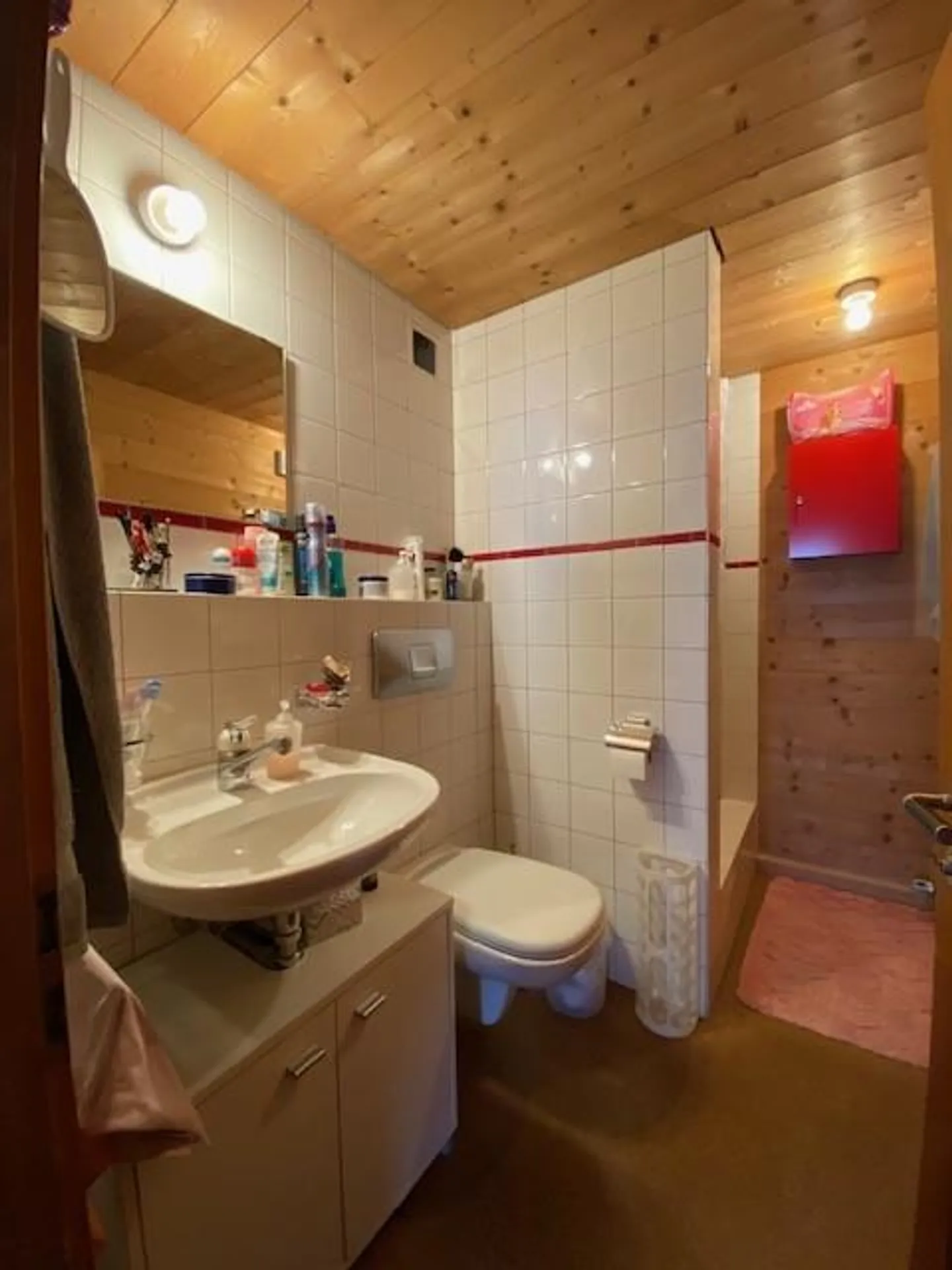 Jolie appartement de 3,5 pièces dans une ancienne maison en bois - Photo 3 sur 4