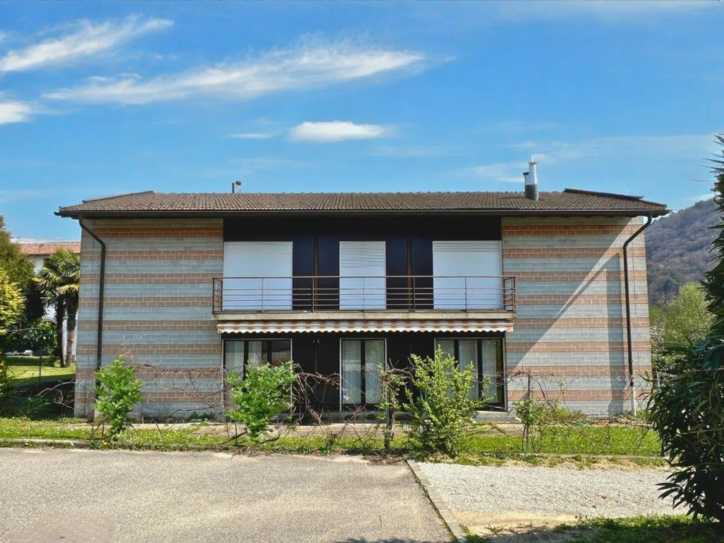 Grande villa con due unità abitative su tre livelli con giardino - Foto 2 di 18