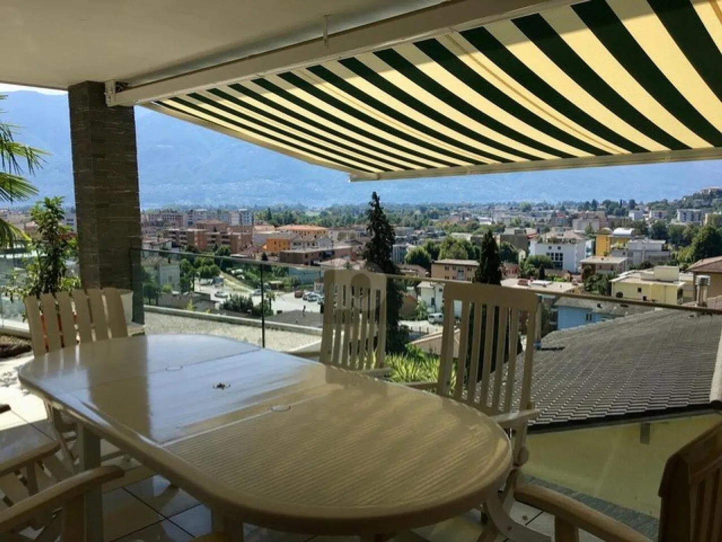 HELLER WOHNUNG MIT DEPENDANCE UND AUSSICHT - Foto 2 von 6