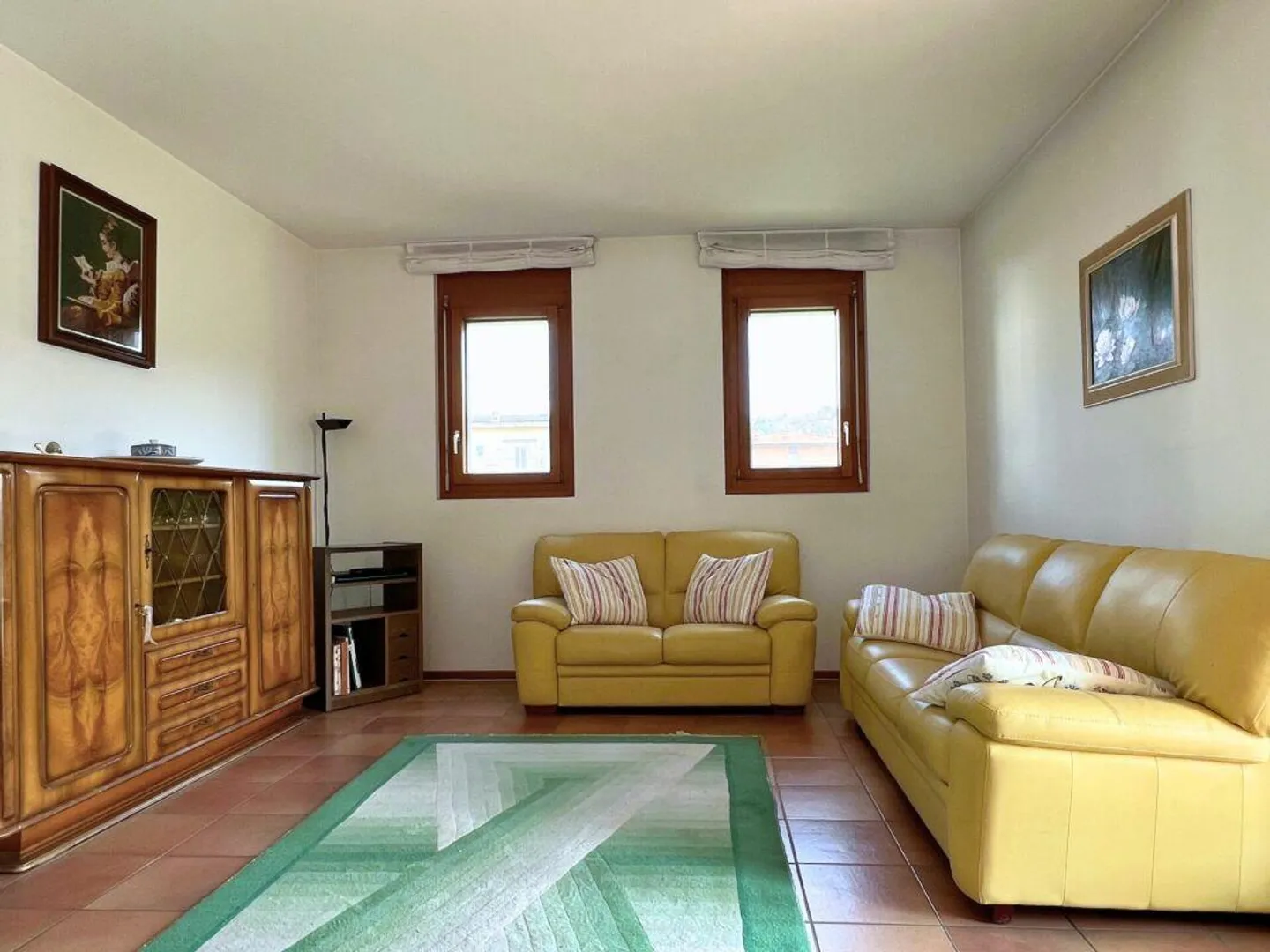 Grande villa con due unità abitative su tre livelli con giardino - Foto 13 di 18