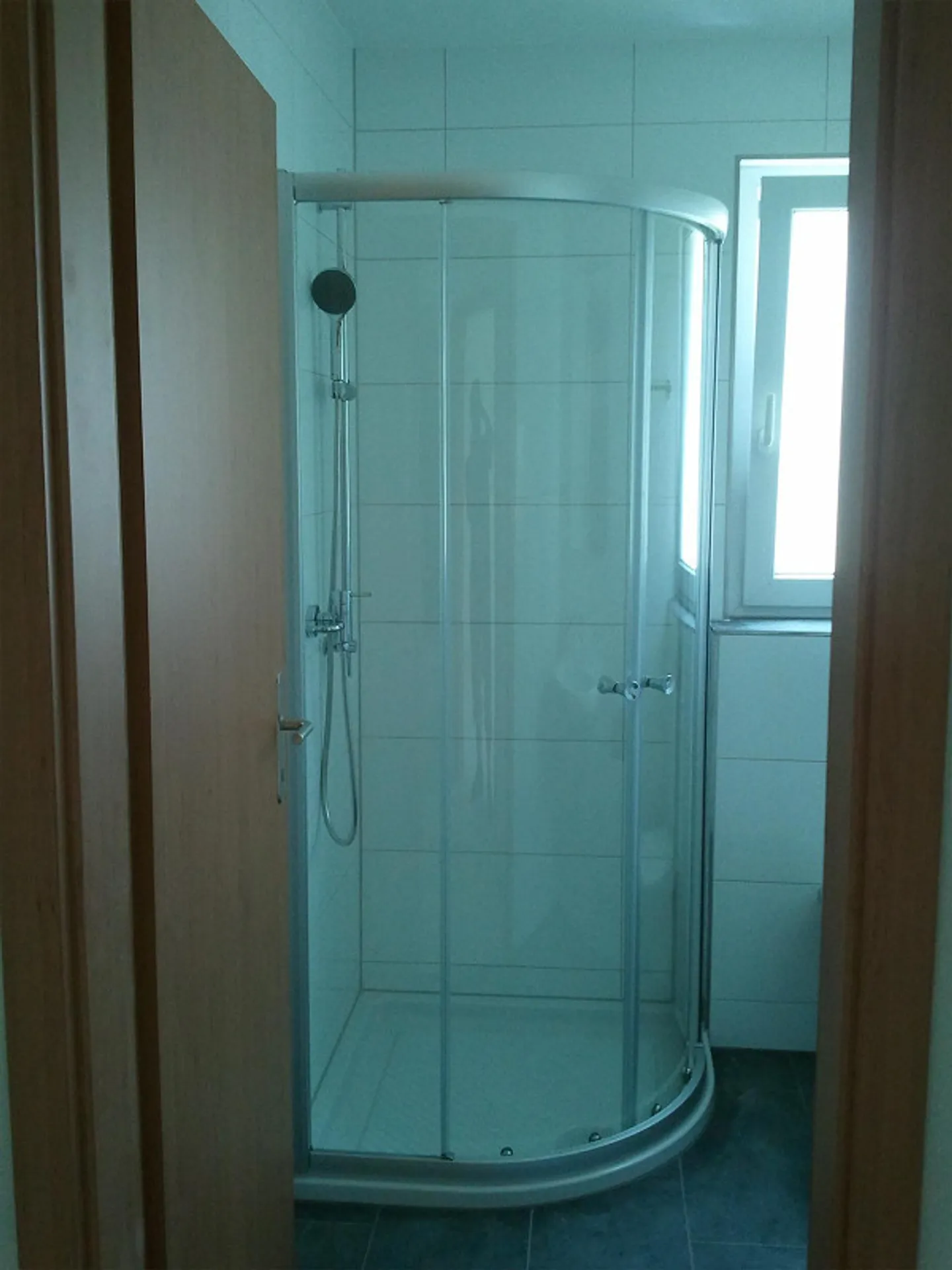 Geräumige Wohnung mit Terrasse - Foto 4 von 10