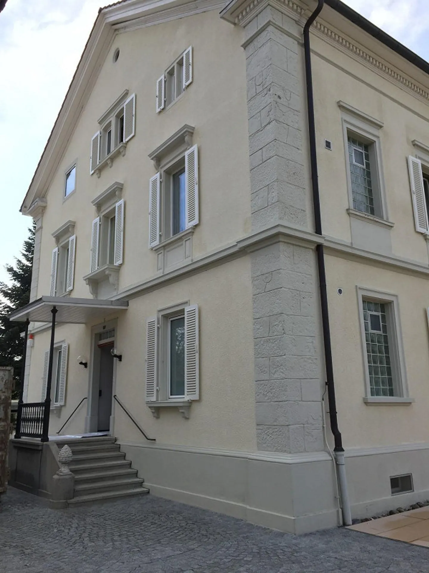 Esclusivo appartamento attico 5.5 in villa ristrutturata! - Foto 1 di 2