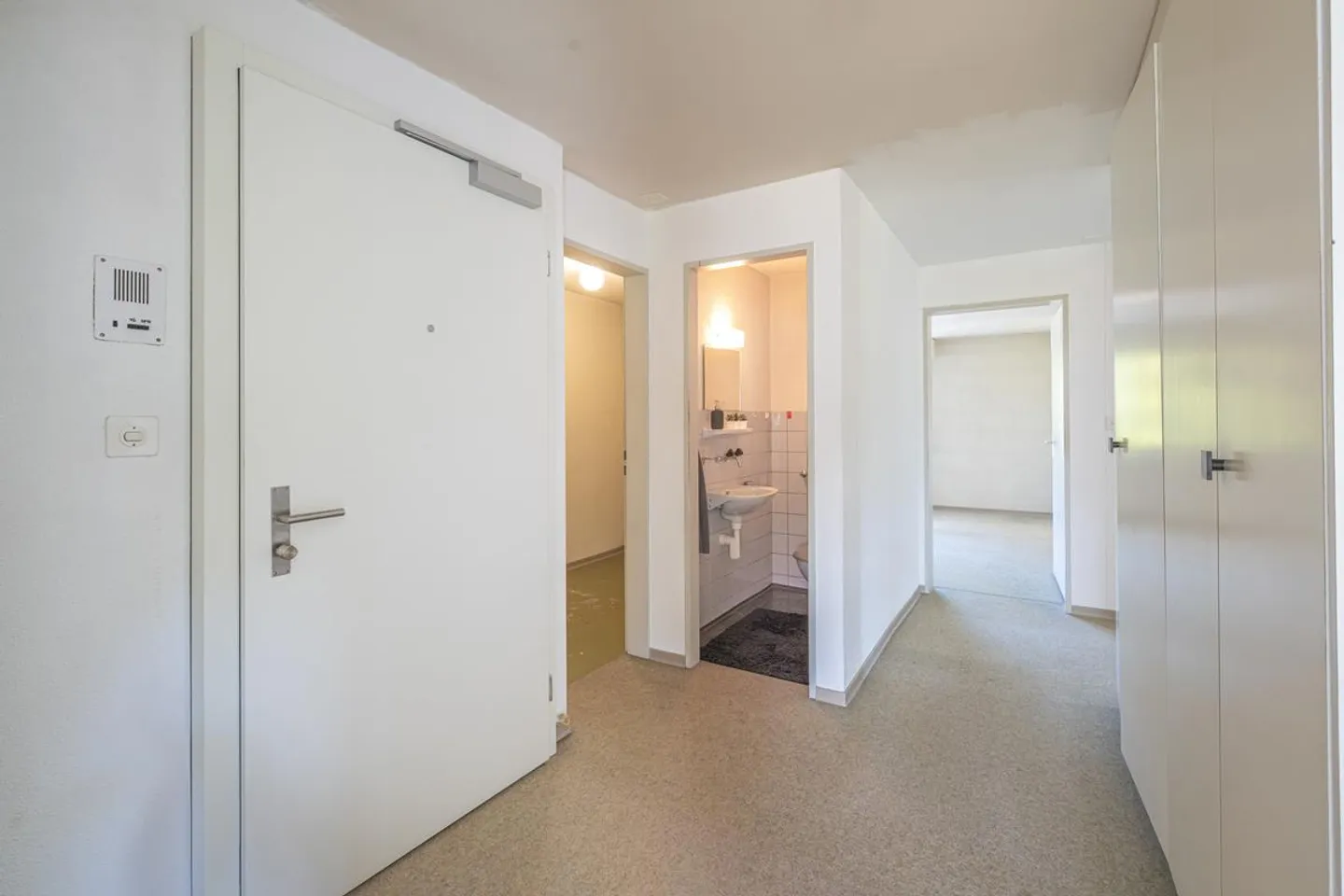 Ampio appartamento di 4,5 locali con balcone e bella vista - Foto 7 di 24