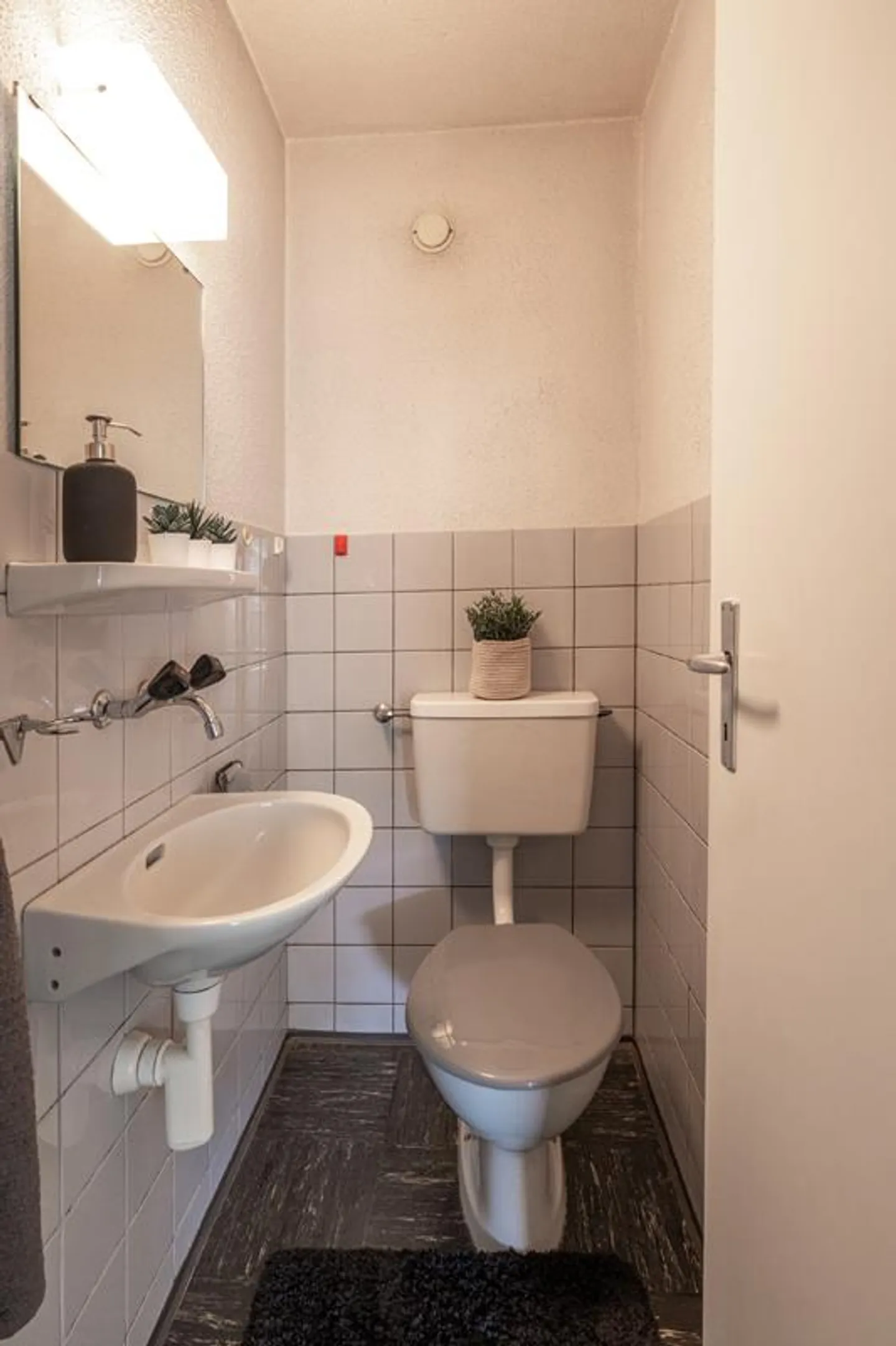 Ampio appartamento di 4,5 locali con balcone e bella vista - Foto 9 di 24