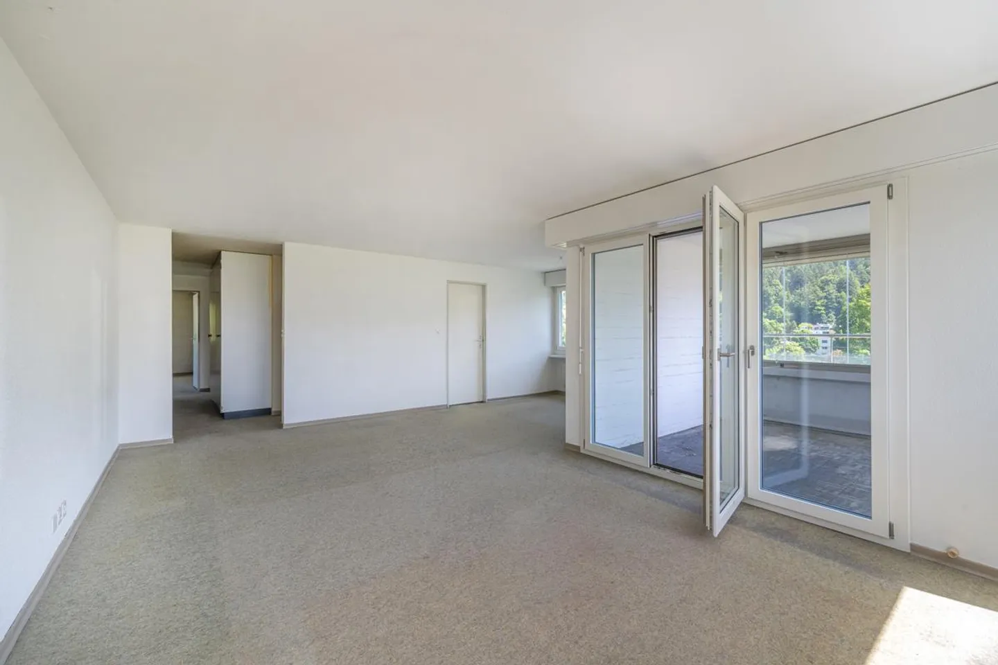 Ampio appartamento di 4,5 locali con balcone e bella vista - Foto 13 di 24