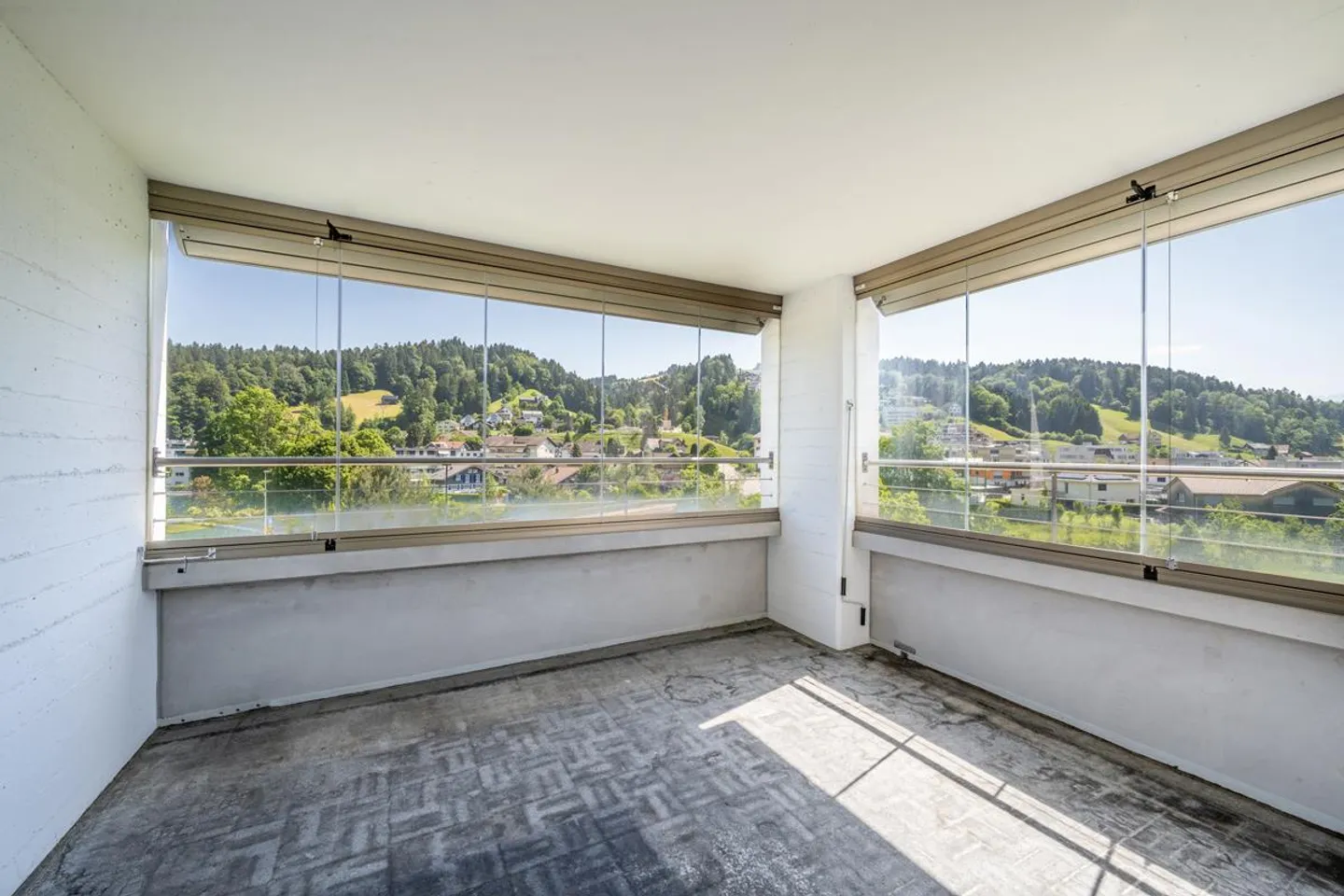Ampio appartamento di 4,5 locali con balcone e bella vista - Foto 14 di 24