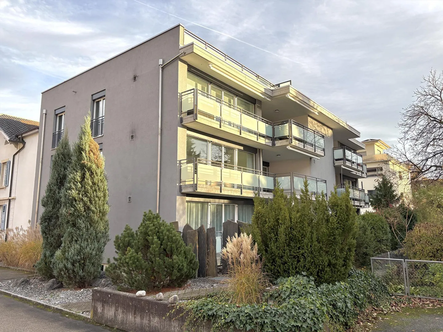 Luminoso appartamento di 3,5 stanze con balcone, ascensore e garage sotterraneo - Foto 1 di 12