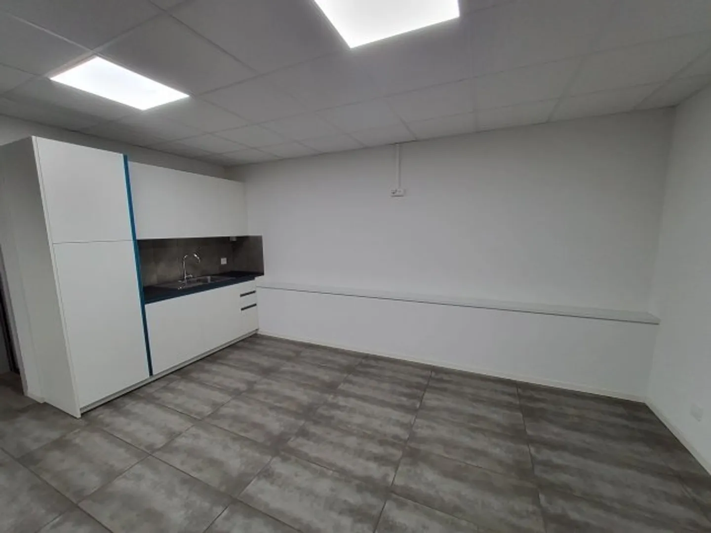 Commerce avec 1,0 pièces au 1er étage - Photo 2 sur 3