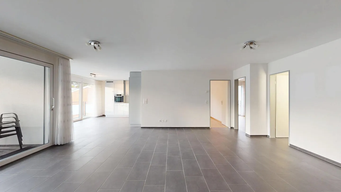 Luminoso appartamento di 3,5 stanze con balcone, ascensore e garage sotterraneo - Foto 10 di 12