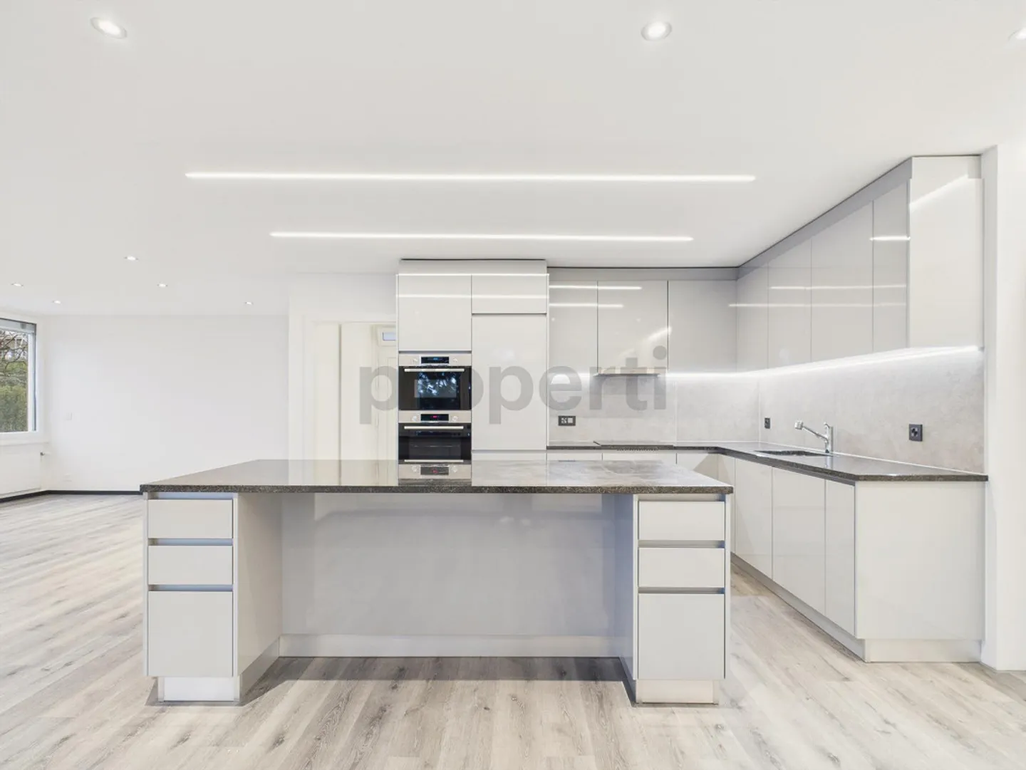 Moderna casa a schiera ristrutturata con giardino a La Neuveville - Foto 4 di 14