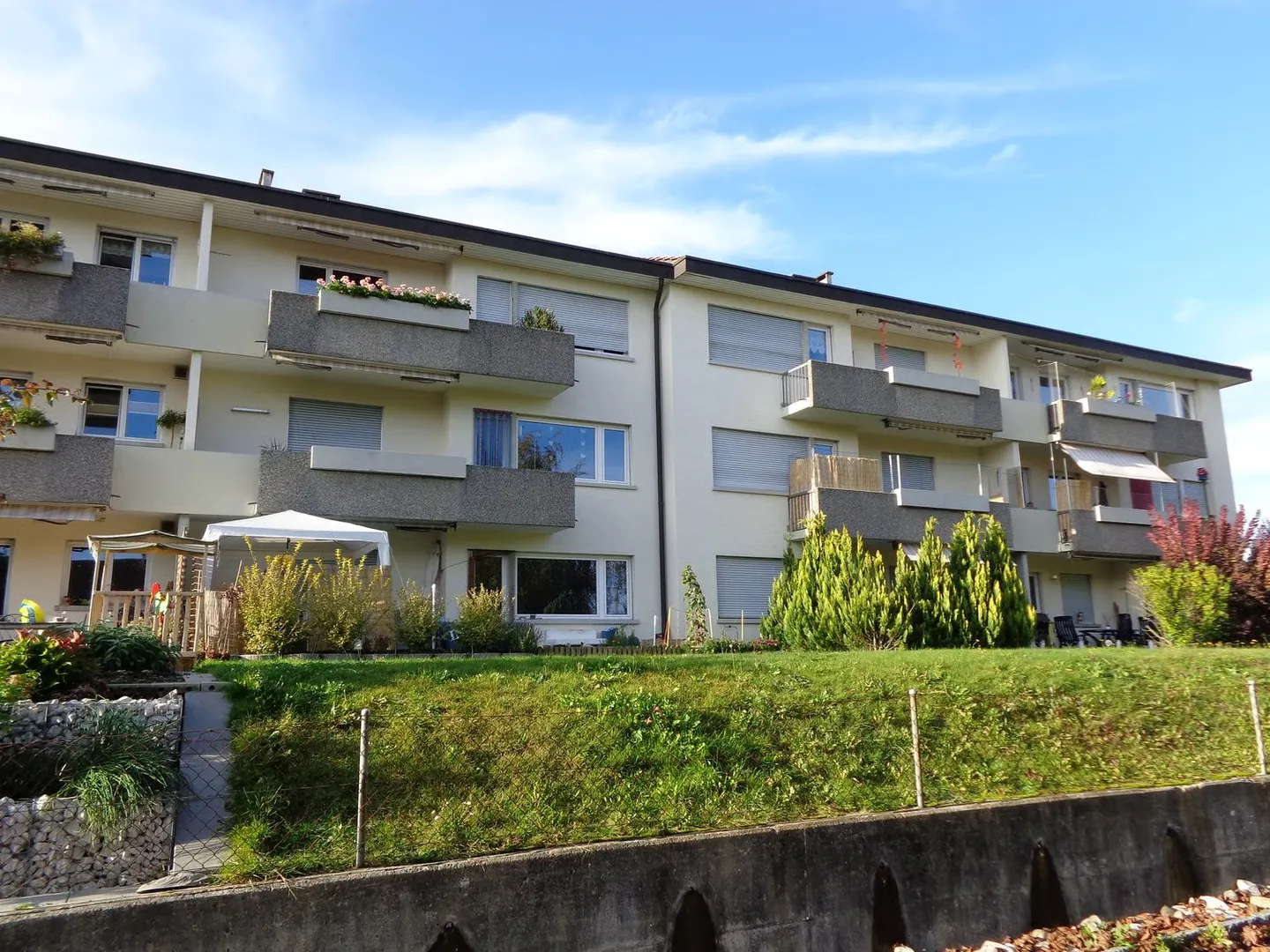Appartement accueillant de 4,5 pièces avec balcon à Uettligen - Photo 1 sur 9