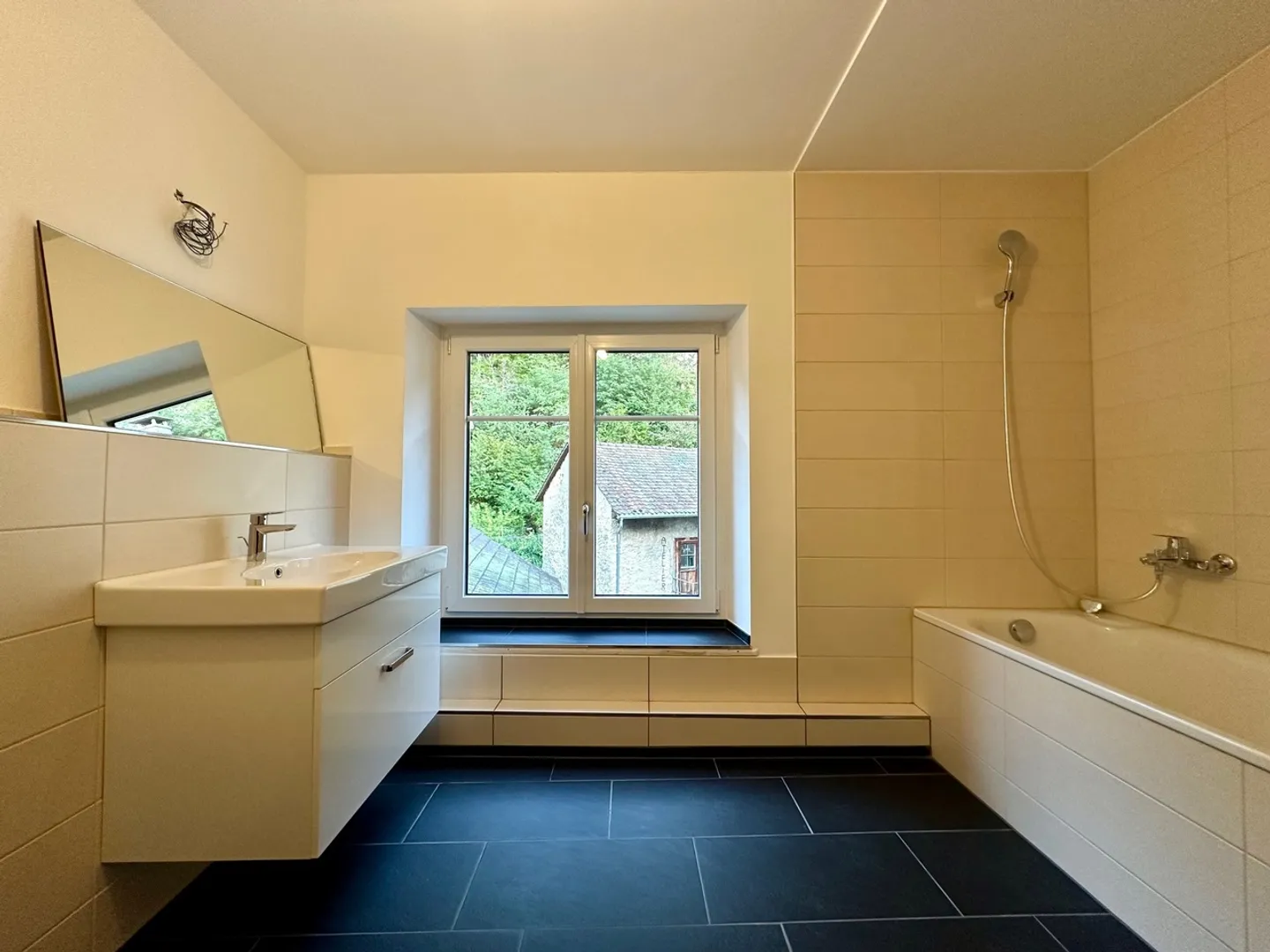 Charming, freshly renovated apartment for rent in Waldenburg - Photo 3 of 7