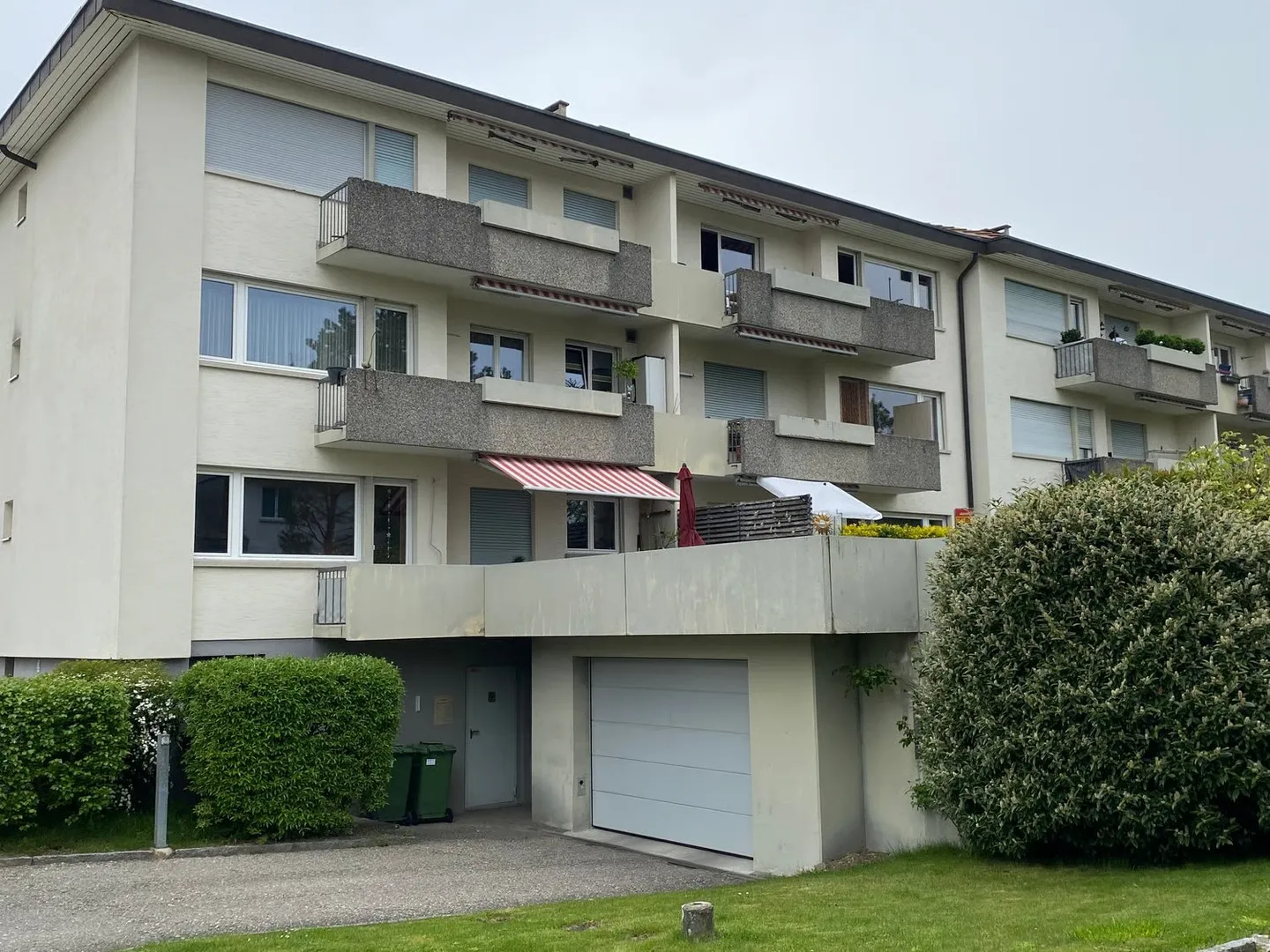 Appartement accueillant de 4,5 pièces avec balcon à Uettligen - Photo 2 sur 9