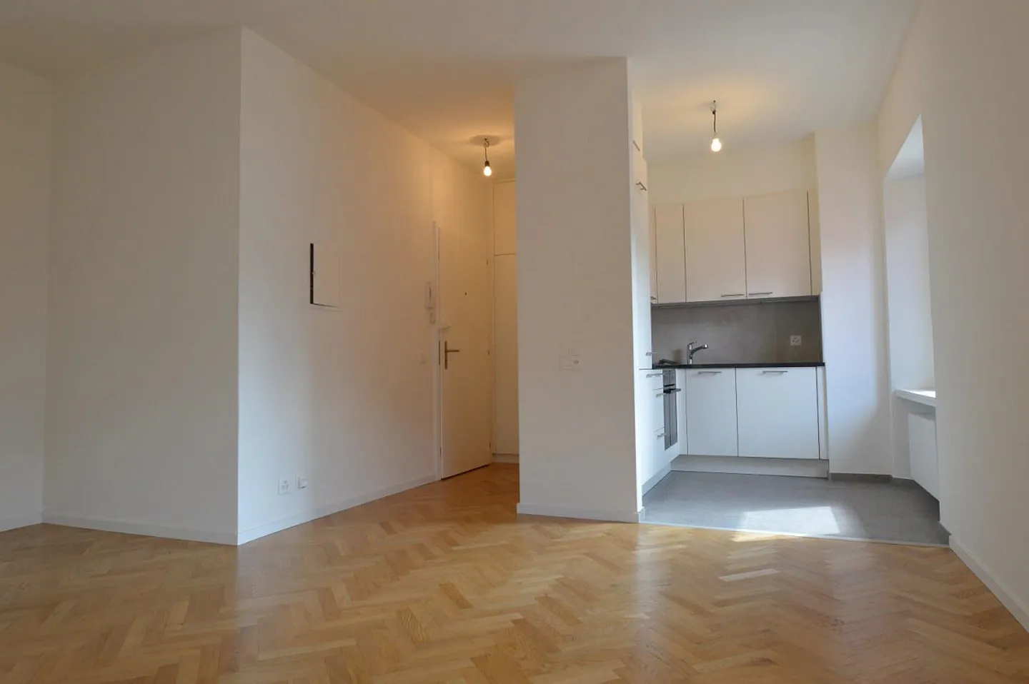 RENOVIERTES 3,5-ZIMMER-APARTMENT IM DRITTEN STOCK MIT AUFZUG - Foto 2 von 7