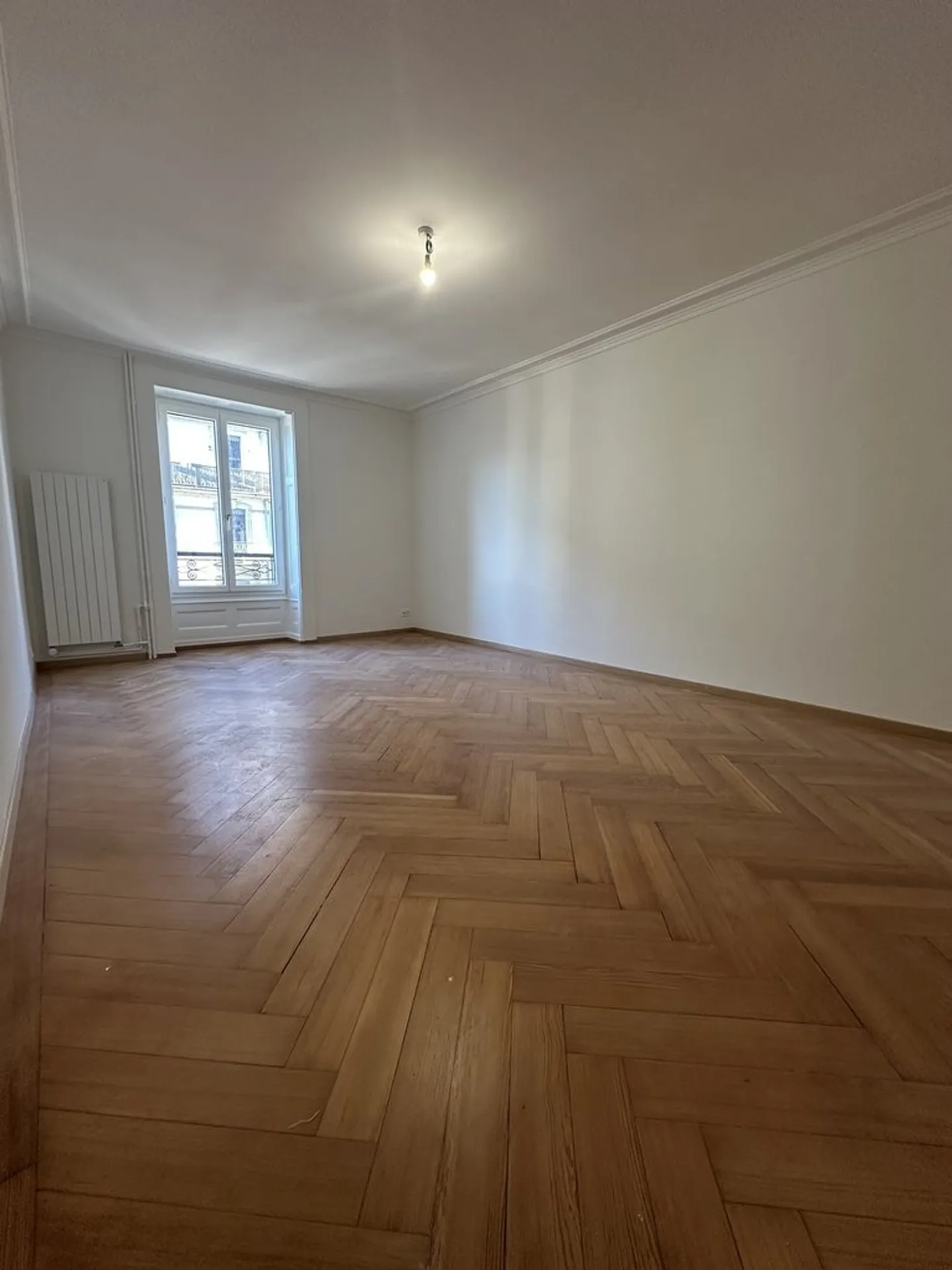 Spacious 3-room completely renovated apartment for rent in the city center - Photo 1 of 4