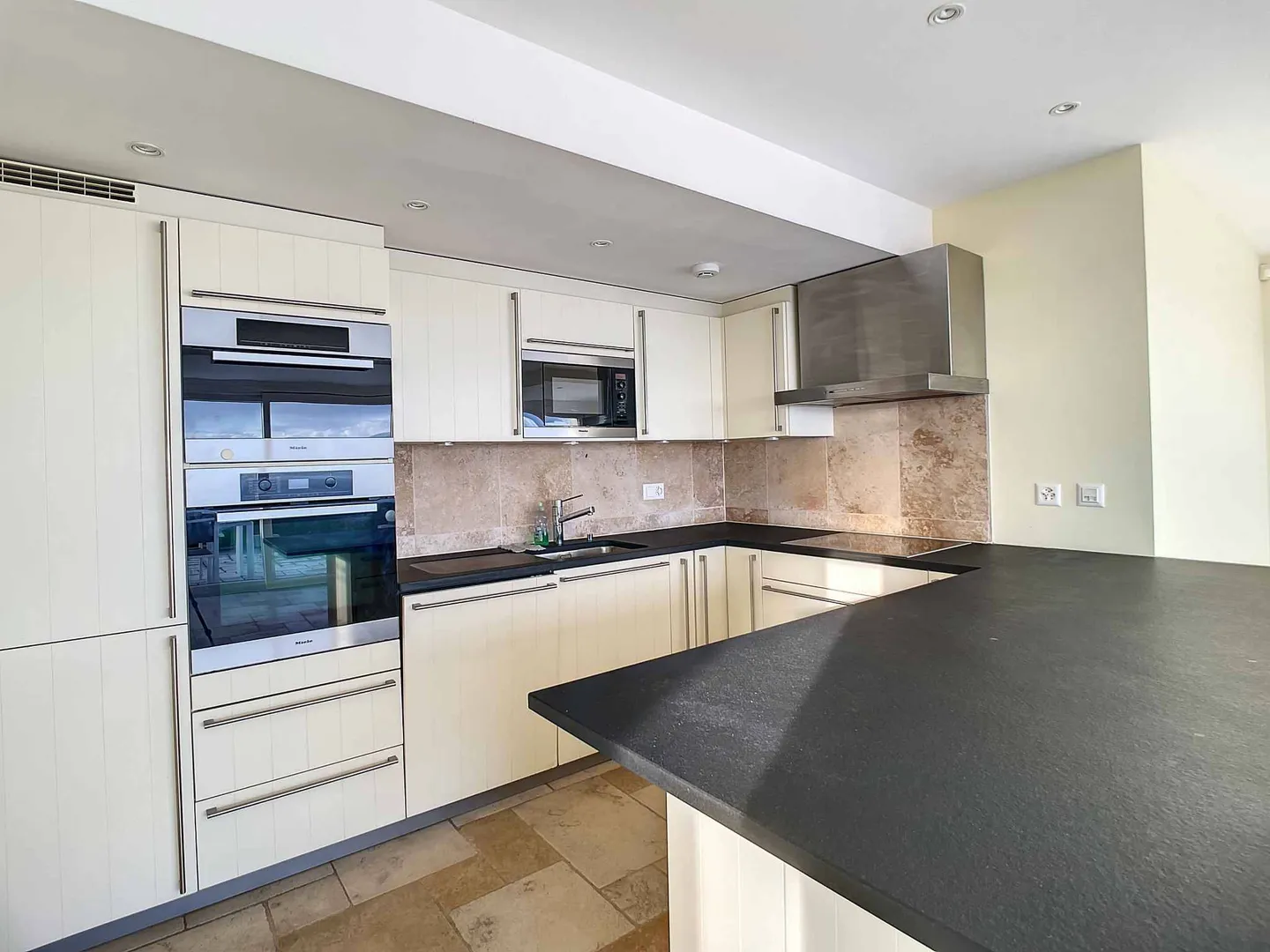 Charming Apartment with Lake View - Photo 3 of 8