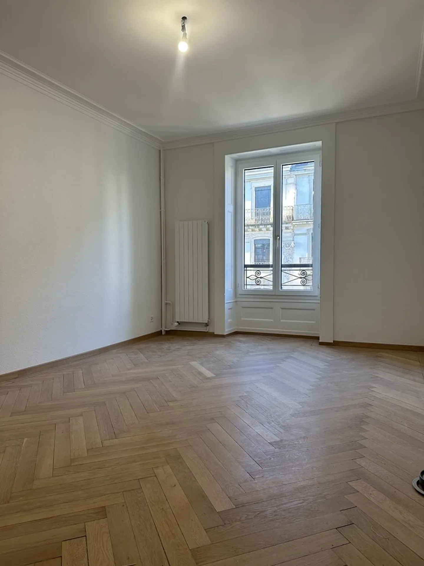 Spacious 3-room completely renovated apartment for rent in the city center - Photo 2 of 4