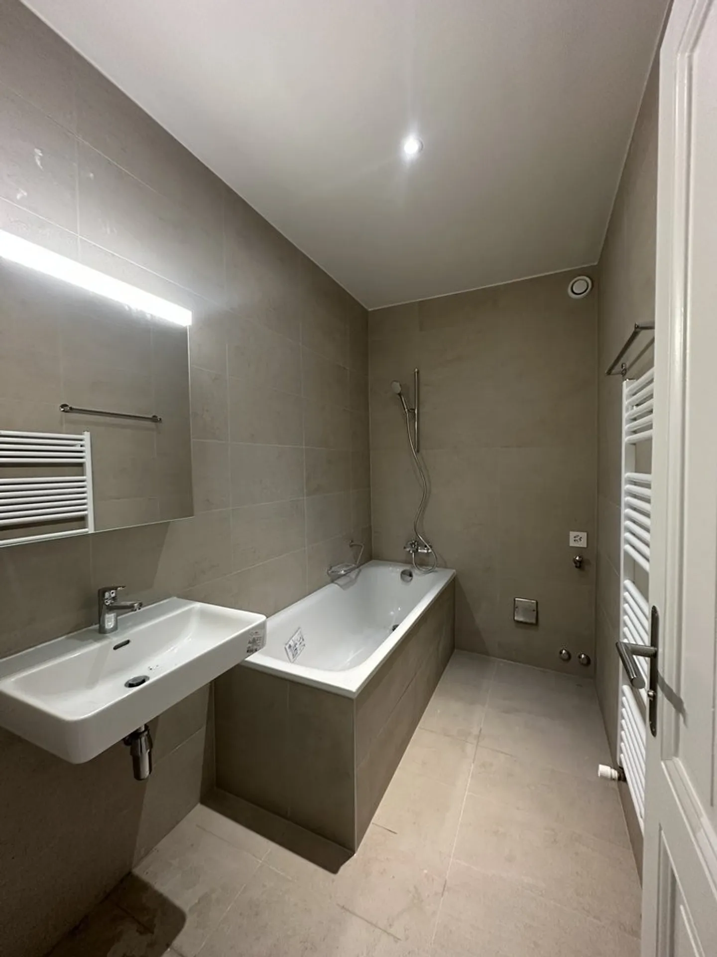 Spacious 3-room completely renovated apartment for rent in the city center - Photo 3 of 4