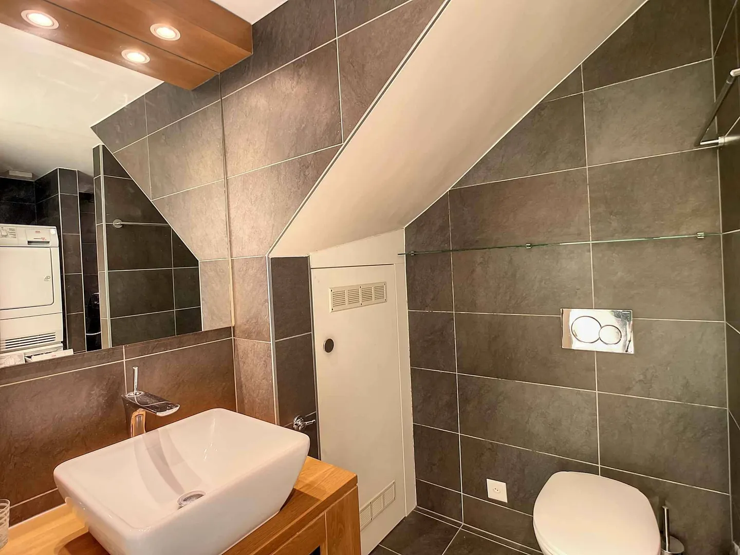 Charming Apartment with Lake View - Photo 5 of 8