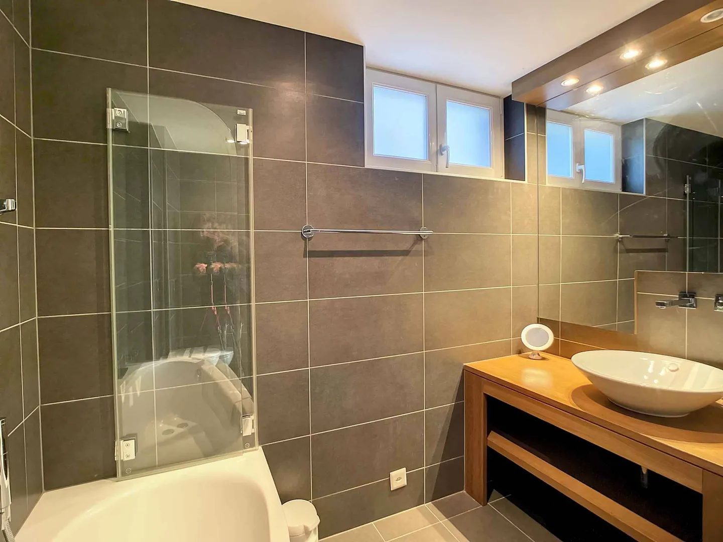 Charming Apartment with Lake View - Photo 6 of 8